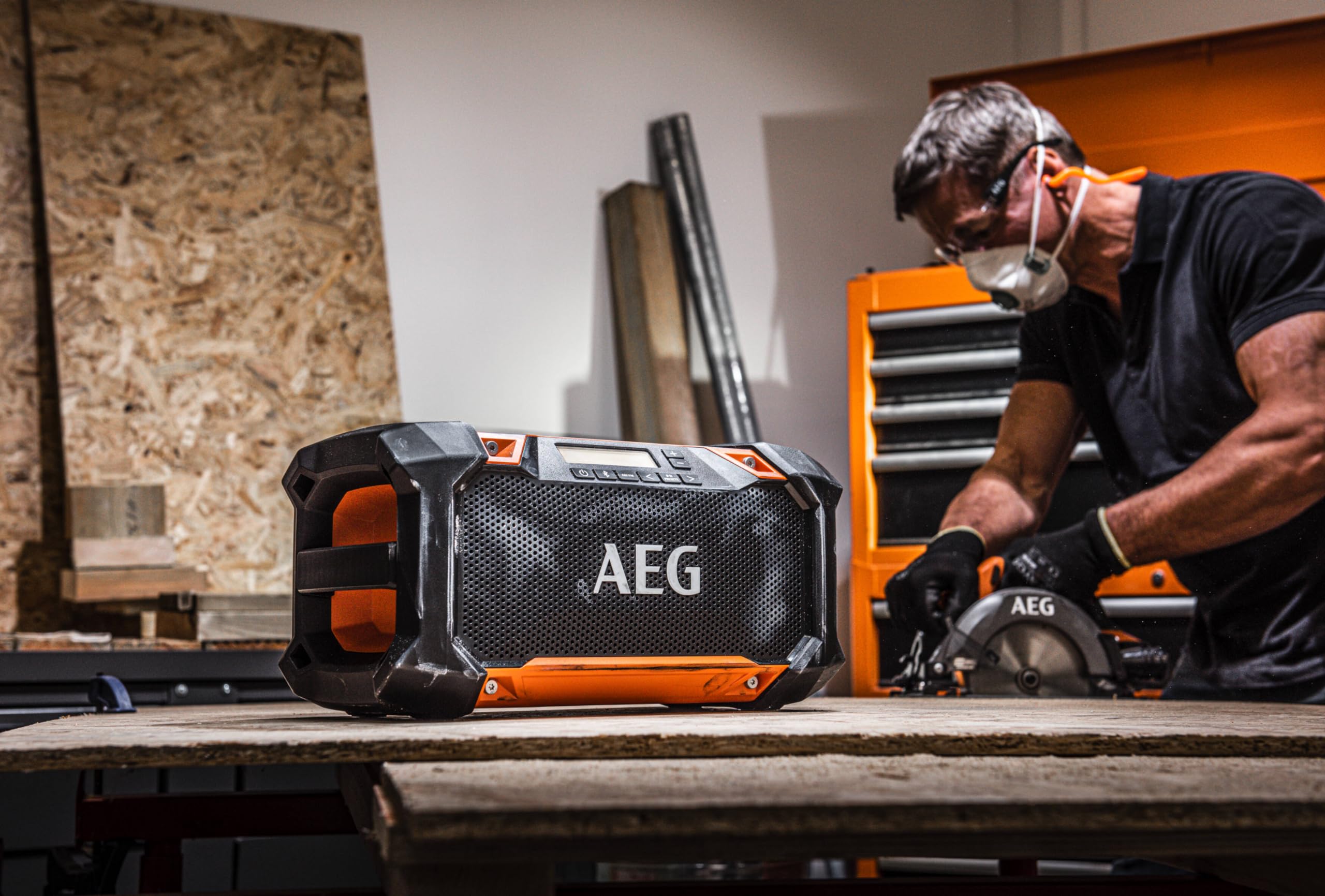 AEG - Radio de Chantier BRSP 18 – Bluetooth, Son Clair, Résistante Poussière et Éclaboussures, Port USB, Compatible Batteries 18V Pro – Idéale Ateliers et Chantiers