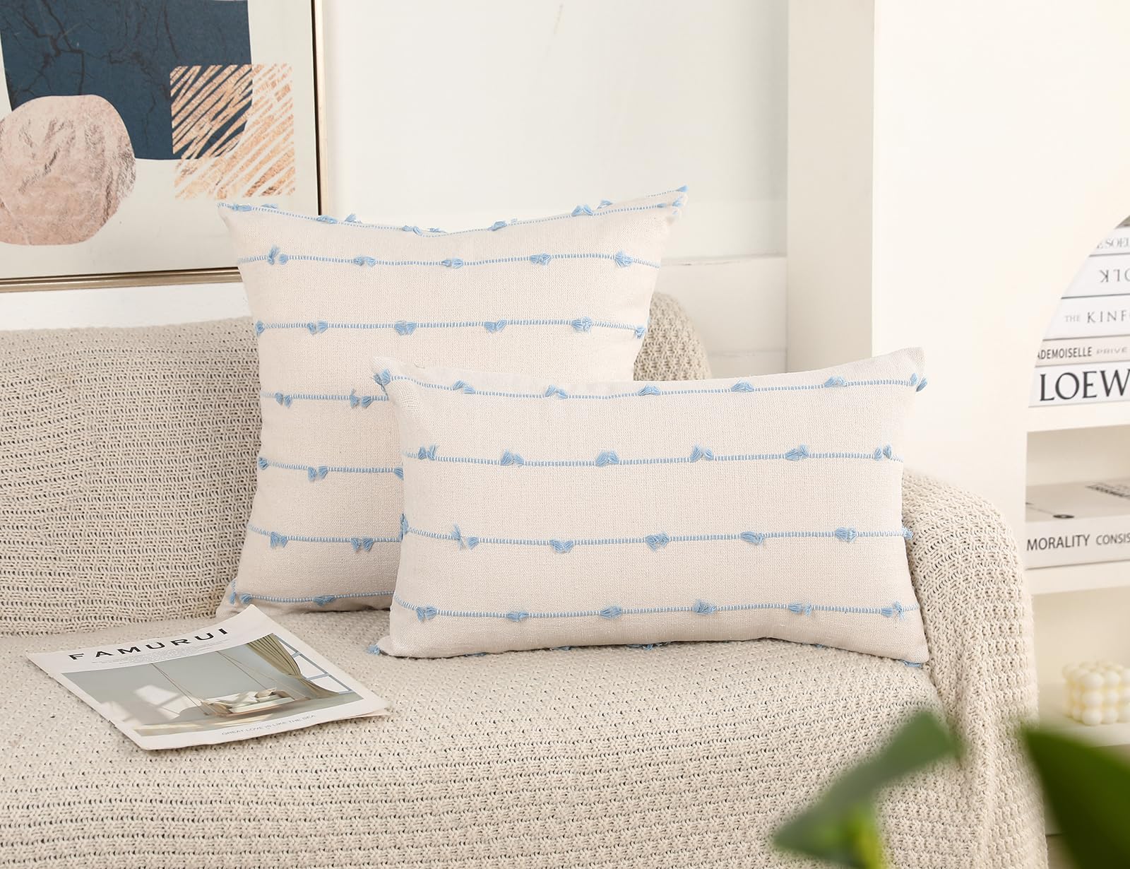 NUYECY Juego de 2 fundas de almohada bohemias de 26 x 26 pulgadas, fundas de almohada neutras azul claro y blanco con borlas decorativas, fundas de cojín modernas para sofá, cama, sala de estar