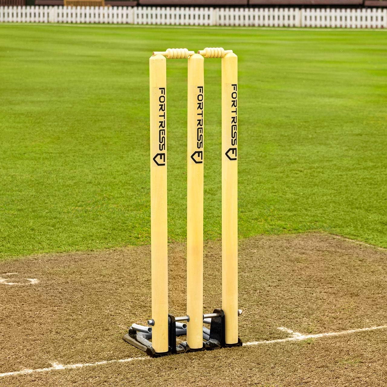 Spring Back Cricket Stumps - 28in ICC Regulation Stumps for Cricket | Club & Pro Styles | Spring Back Wickets & Bails | Freestanding Cricket Set for Seniors