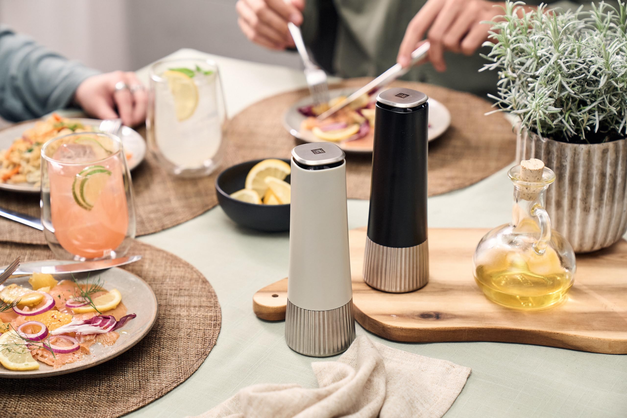 ZWILLING Spices Gewürzmühlen-Set 2-teilig, Kunststoff-Gehäuse, Keramikmahlwerk, Stufenlos verstellbar - fein bis grob, Für Salz, Pfeffer, Gewürze, Beige und schwarz