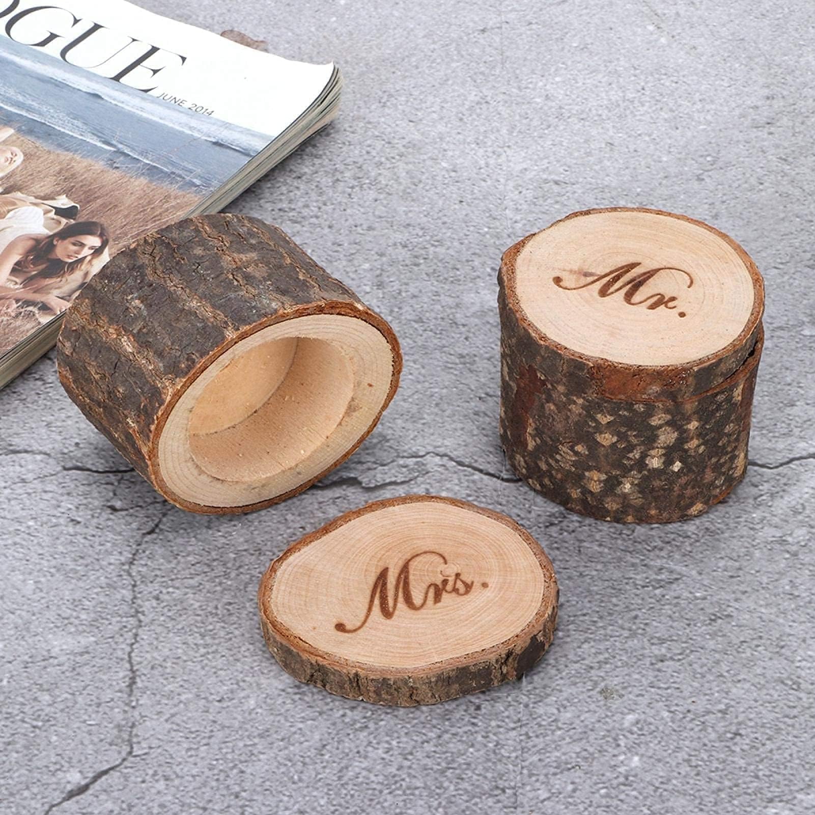 Anelli Dorati Di Nozze Ampi in Scatola Di Legno Ed in Mazzo Con Le Belle Rose Preparazione