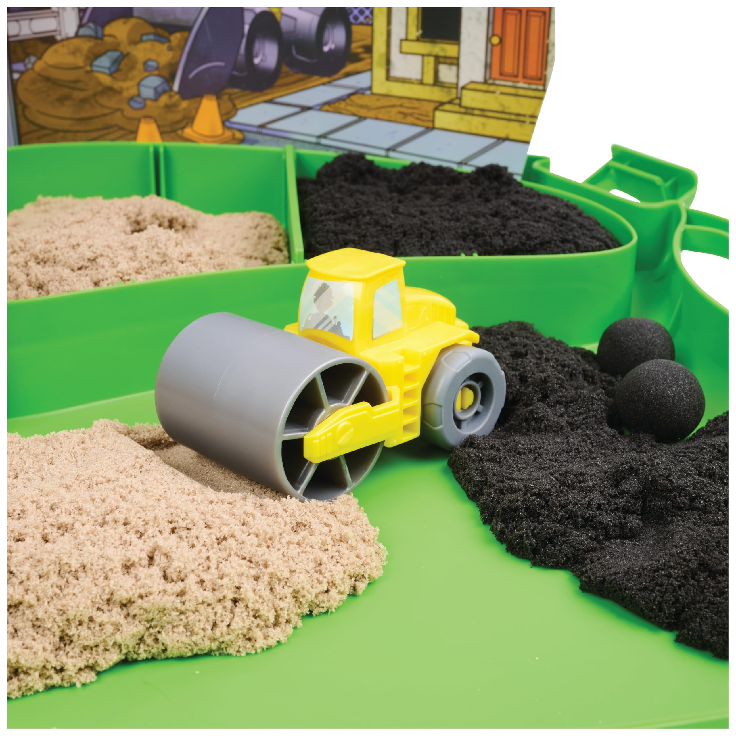Kinetic Sand Deluxe walizka na plac budowy ‒ 794 g piasku kinetycznego ze Szwecji, spełnia wszystkie obowiązujące wytyczne dotyczące bezpieczeństwa, do zabawy w pomieszczeniach z pojazdami budowlanymi