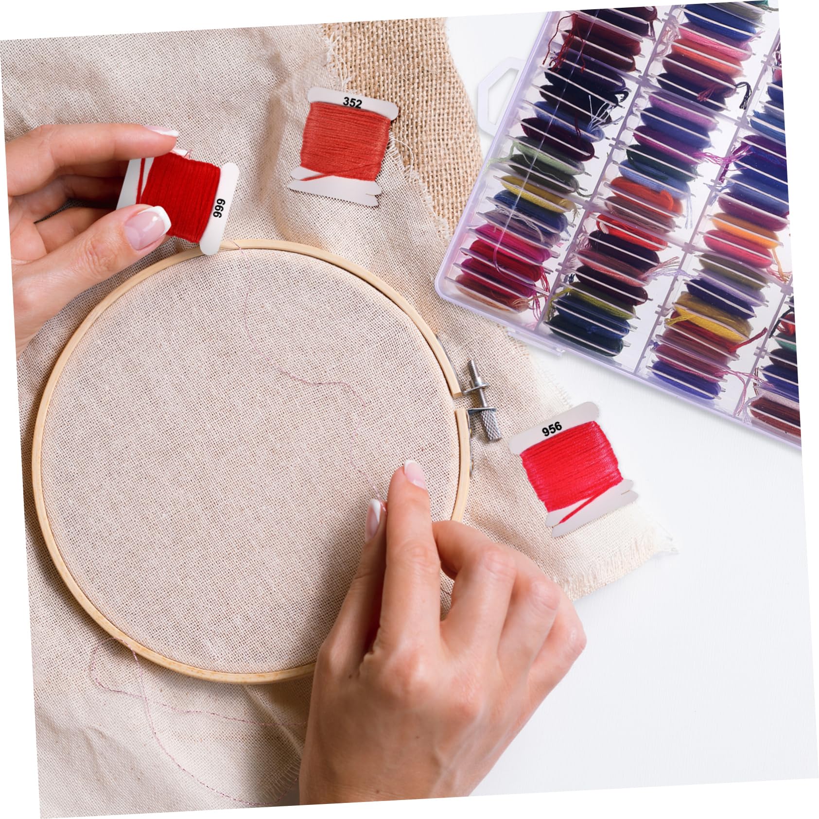 Hilo de Bordar de Colores, 120 Madejas, Poly Cotton para Manualidades | Suministros para Punto de Cruz, Pulseras Amistad, Textura Suave y Variedad Cromática