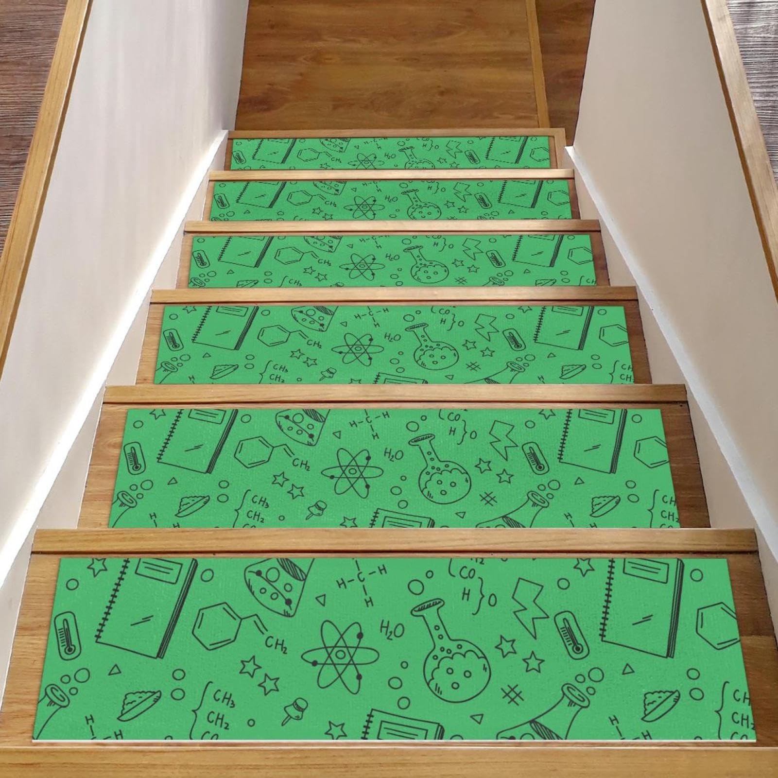 Peldaños de escalera verdes para el regreso a la escuela con alfombras antideslizantes infantiles