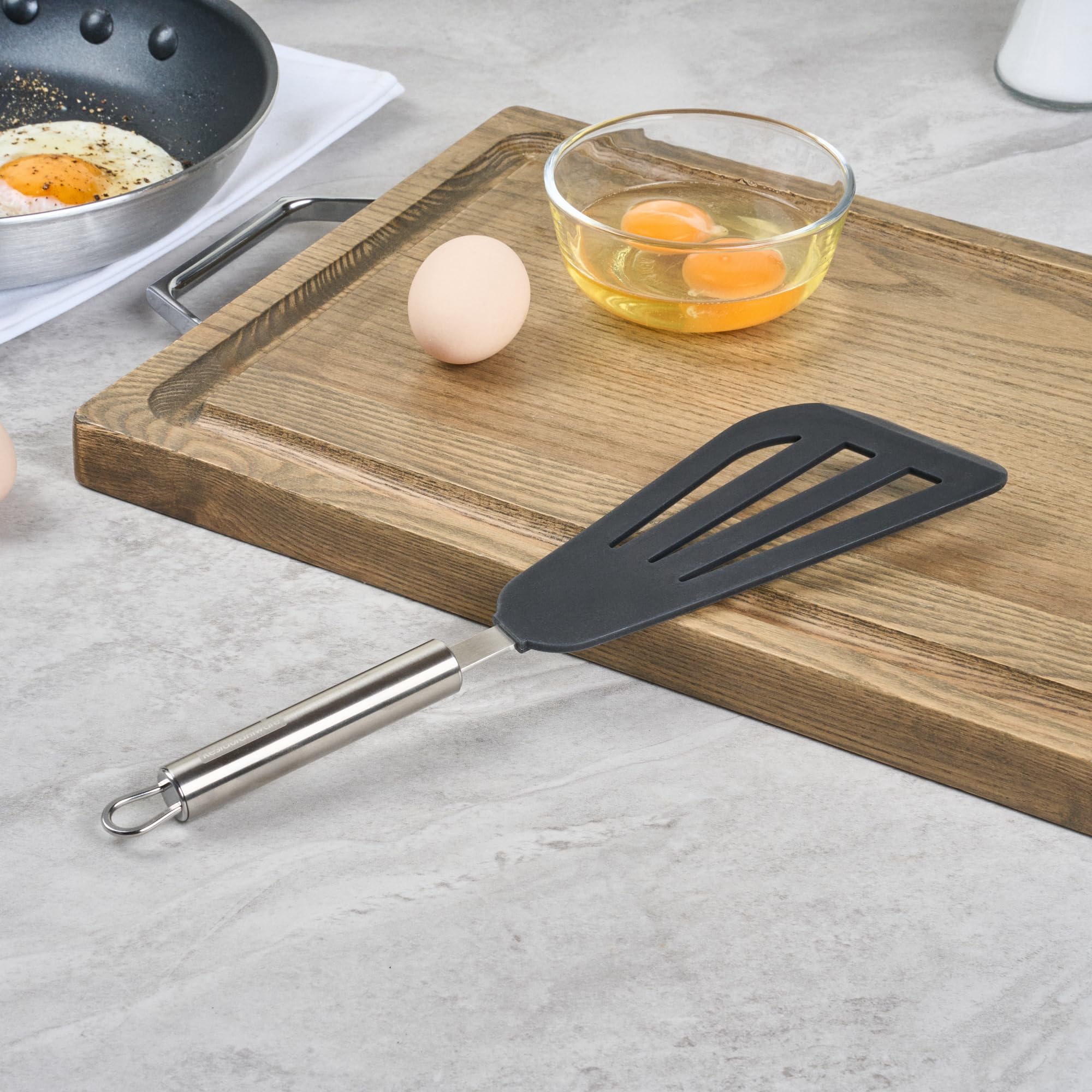 Restaurantware - Espátula de cocina estándar alemana de 12.7 pulgadas, 1 espátula de pescado resistente al calor, hoja ranurada, lavavajillas, espátula de nailon negro con mango de acero inoxidable,