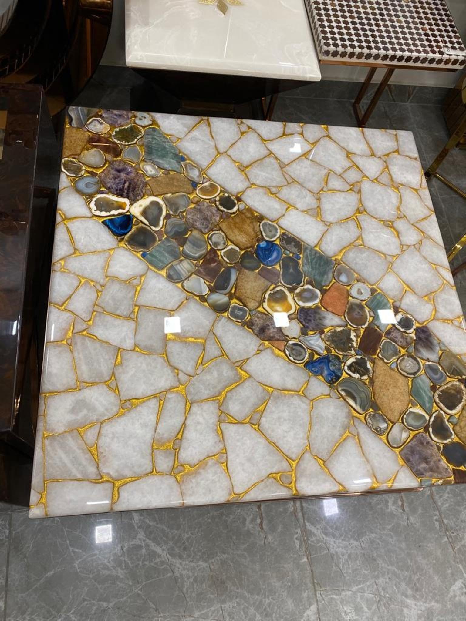 Table basse en quartz blanc et agate pour une atmosphère zen à la maison