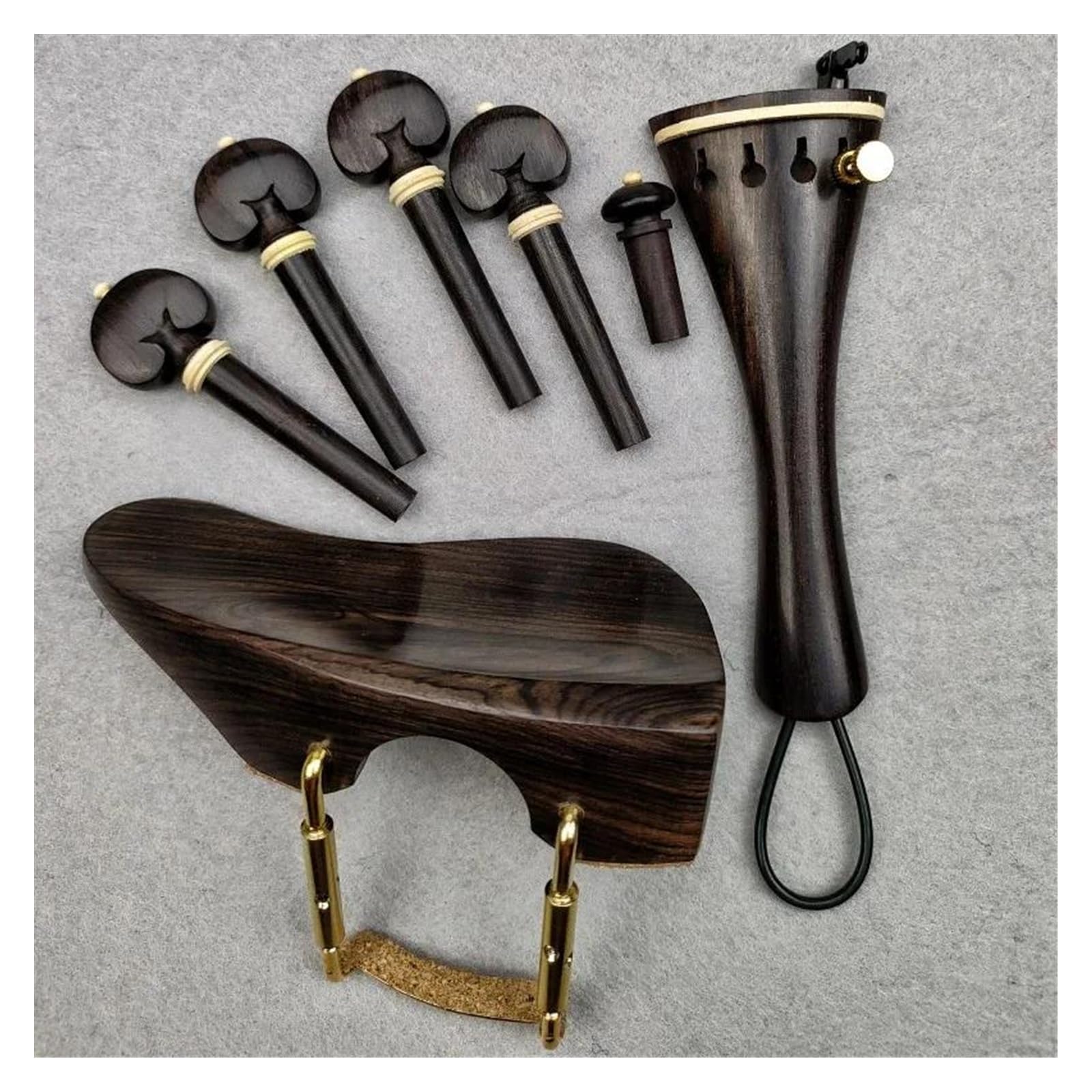 Accessori per violino Un set di accessori per violino misura 4/4 inclusi mentoniera e cordiera