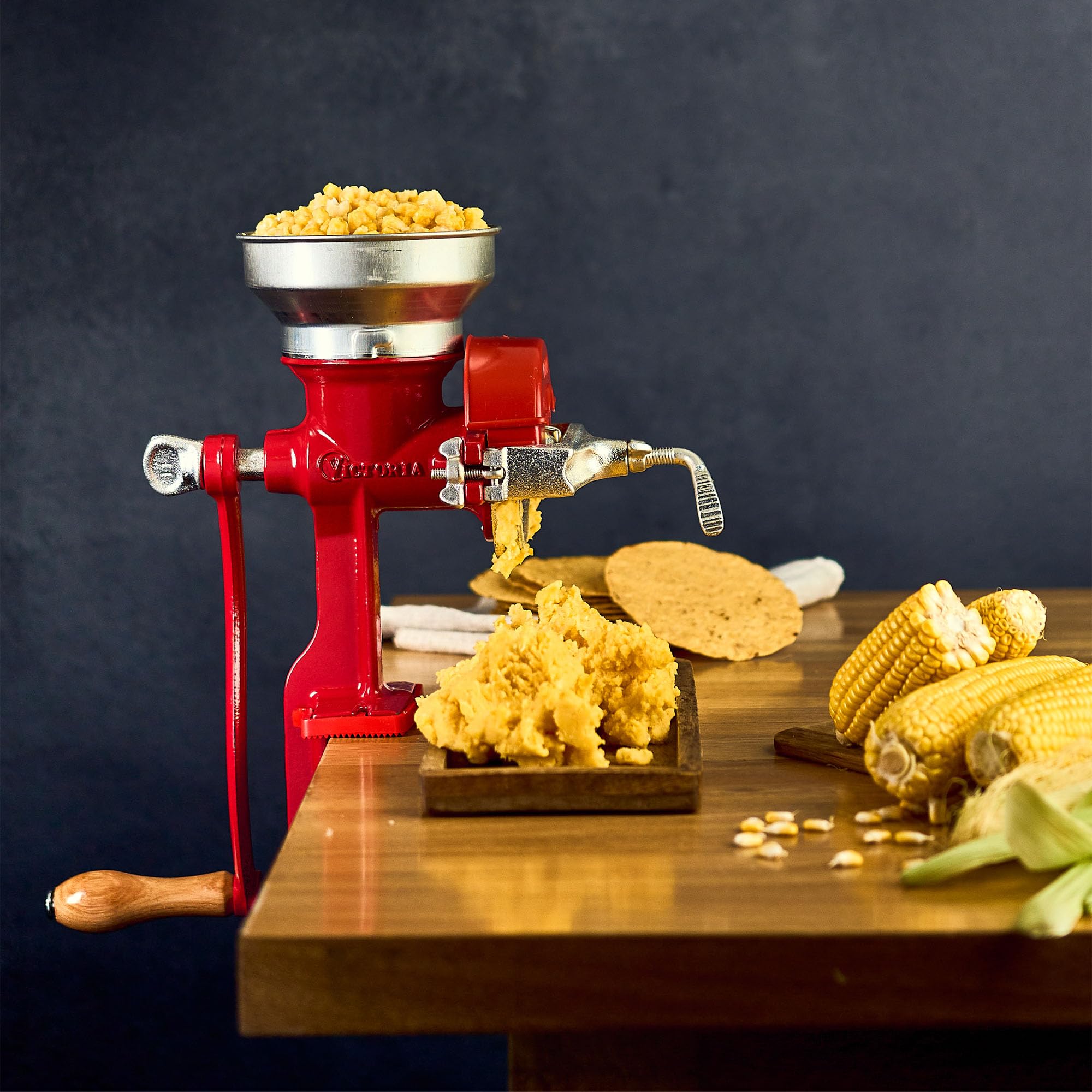 Victoria Moulin à Grains Manuel, Moulin à Main en Fonte pour Moudre le Café, le Maïs, l'Avoine, les Graines, Broyage Réglable, Trémie Basse, Grain Grinder avec Pince de Table, Rouge