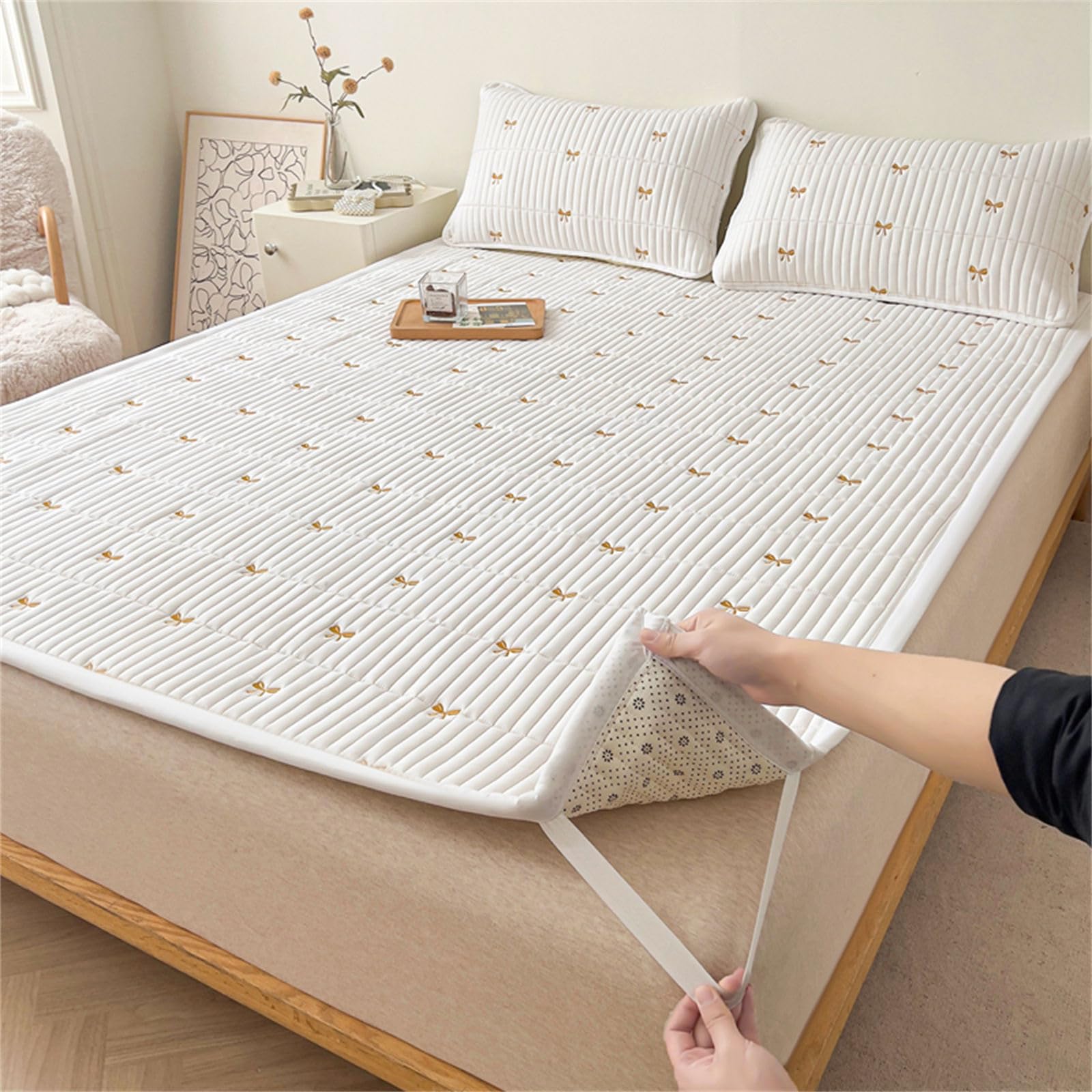 OdotQuilted Mattress Protector, Embroidery Style Mattress Protectors with 4 Side Elastic Strap, Mattress Topper Mattress Cover for Single Double King Size Bed (120x200cm,Butterfly - White)