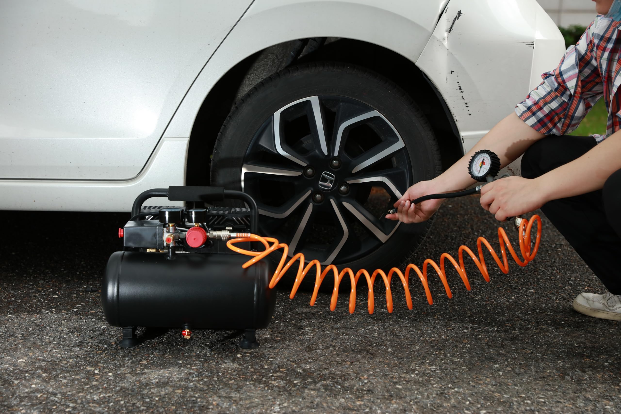 Yard Force EX ARC06 - Compresor silencioso (6 L, sin aceite y bajo mantenimiento, presión de funcionamiento de 8 bares, 67 dB silencioso, cilindro doble de 550 W (106 l/min), regulador de presión +