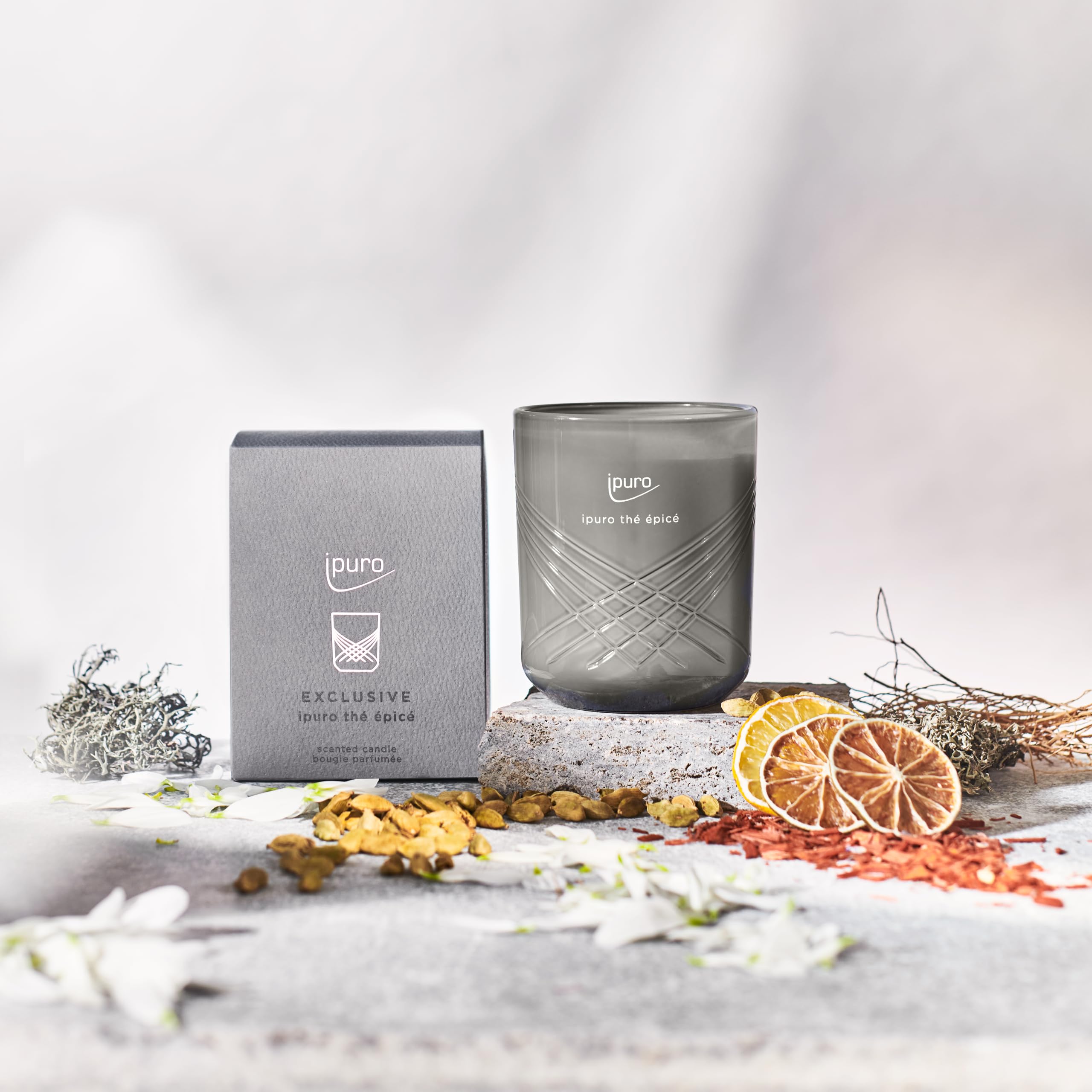 ipuro Exclusive Elegante Duftkerze - THÉ EPICÉ mit erhöhtem Duftölanteil | Hochwertige Duftkerze im Glas | Kerze mit Matcha, Zitrone & Jasmin Duft Aroma