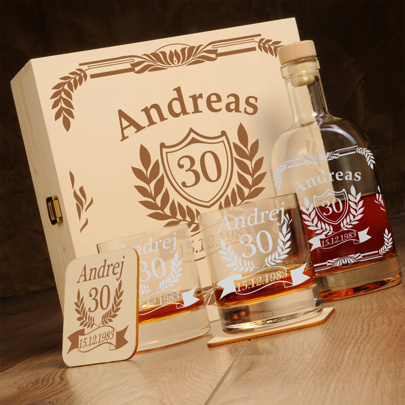 polar-effekt 6 TLG Geschenk-Set in Holzkiste mit Gravur - 2 Whiskygläser, 2 Untersetzer und Whisky-Karaffe in Geschenk-Box - Personalisiert zum Geburtstag - Motiv Jubiläum