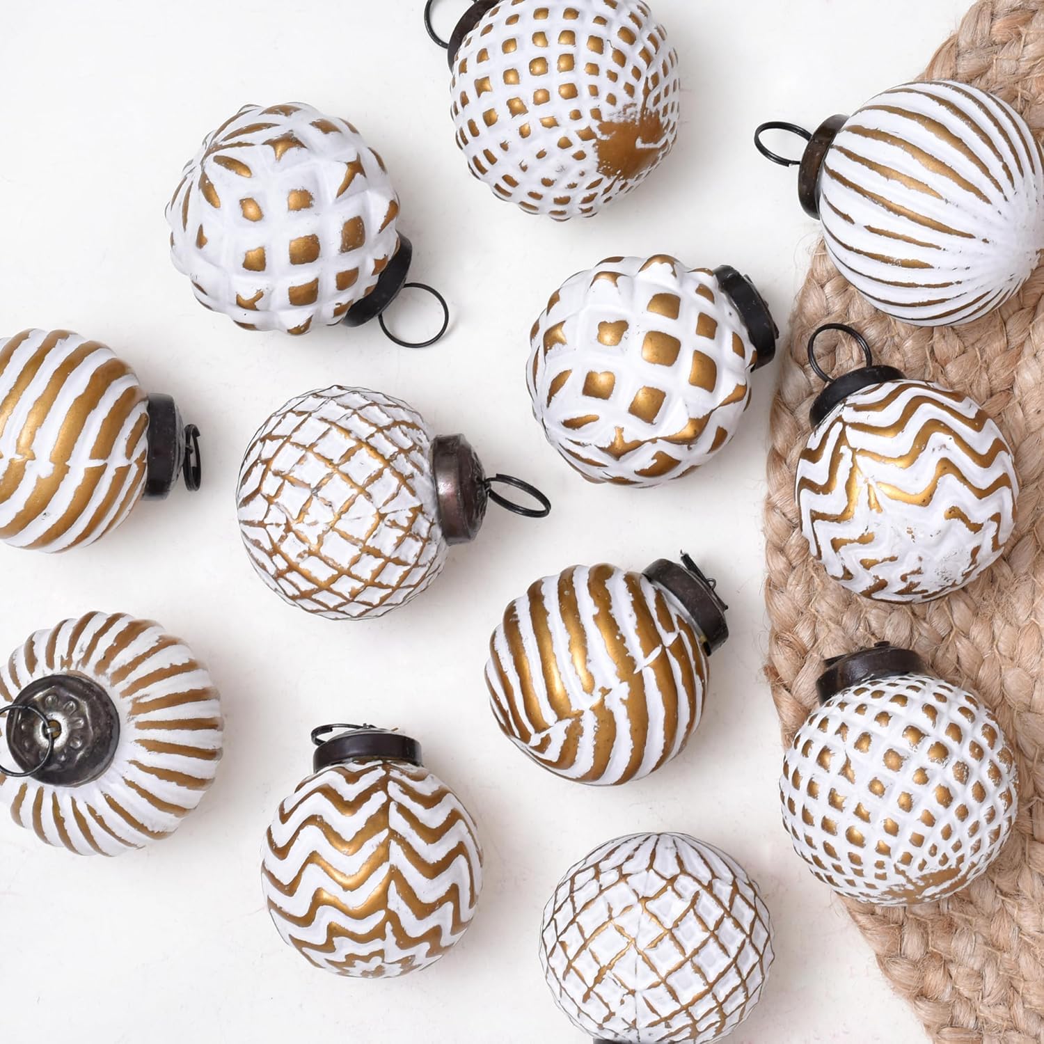 12 adornos de Navidad blancos y dorados, adornos de bolas de Navidad vintage, adornos de Navidad de cristal, bolas redondas para árbol de Navidad, adornos de Navidad de granja, adornos de árbol de