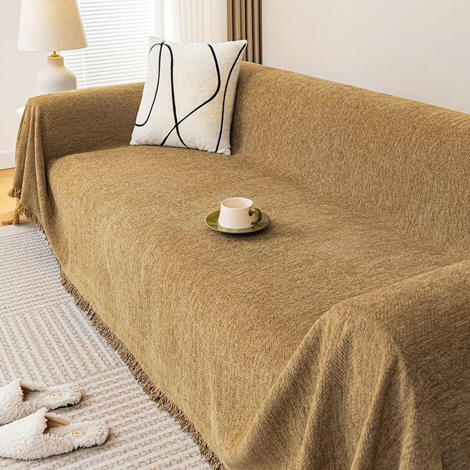 Housses de canapé douces à pompons pour un salon cocooning