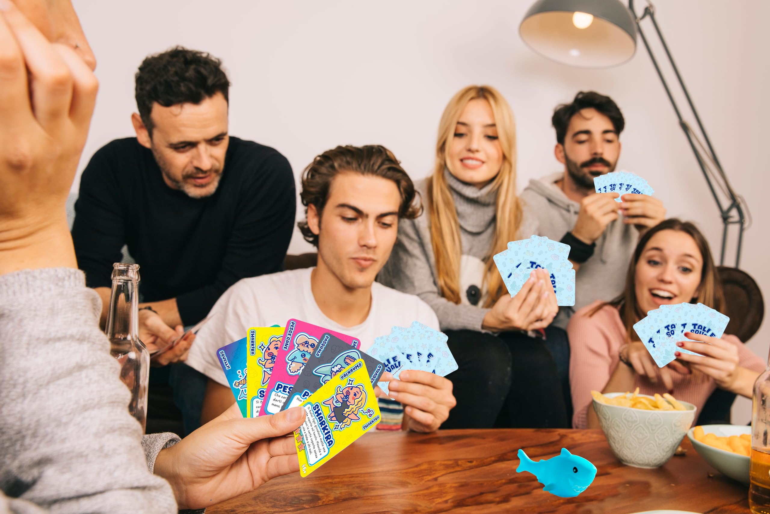 Studio Supernova - Tali Und Haie – Lustiges Kartenspiel Mit Wortspielen Für Familien, 3–6 Spieler, Ab 8 Jahren (italienische Version)