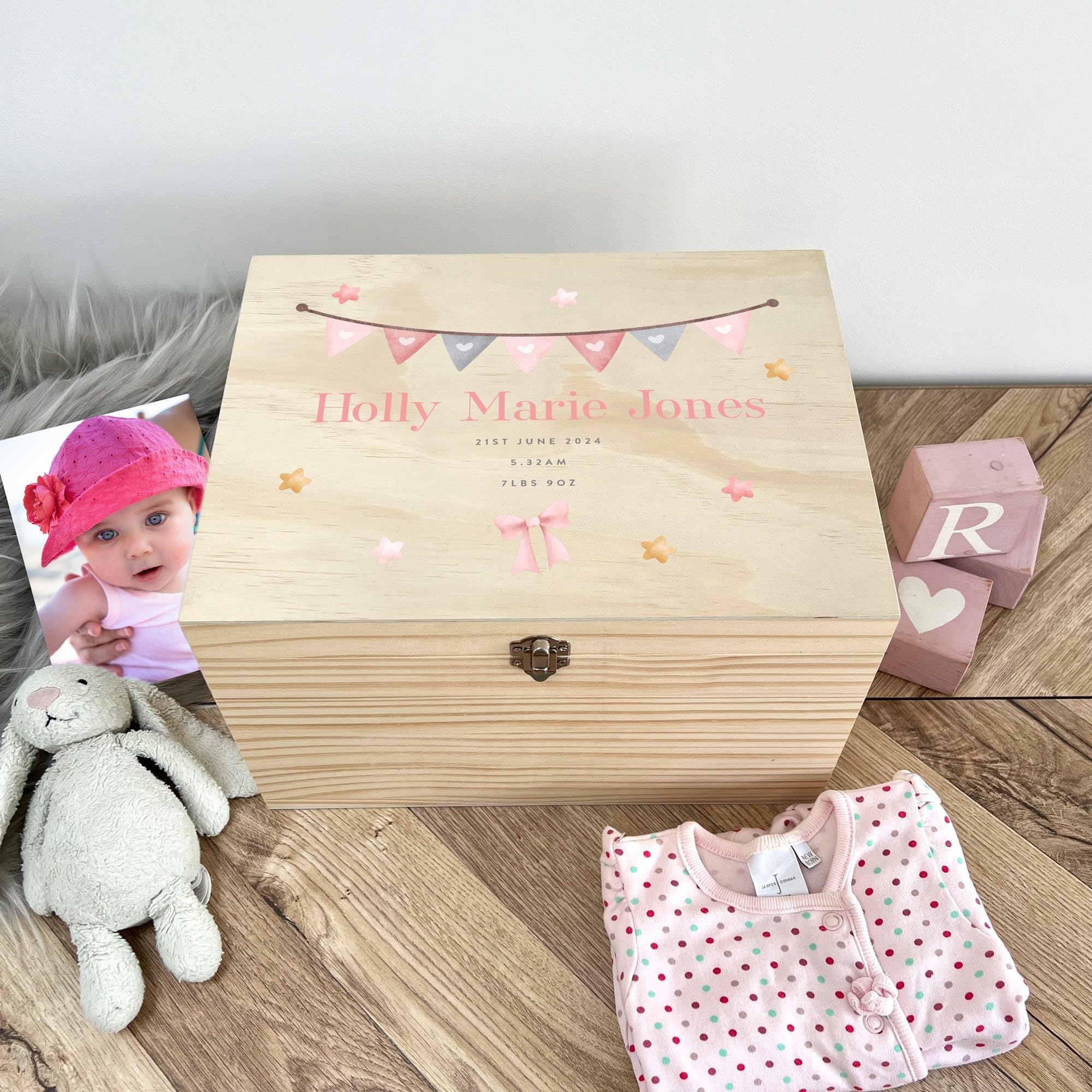 Scatola dei ricordi personalizzata per bambini, ghirlanda rosa, scatola regalo per ricordi preziosi per neonati, nome e data personalizzati, scatola di pino con cerniere e chiusura in metallo, 30 cm x