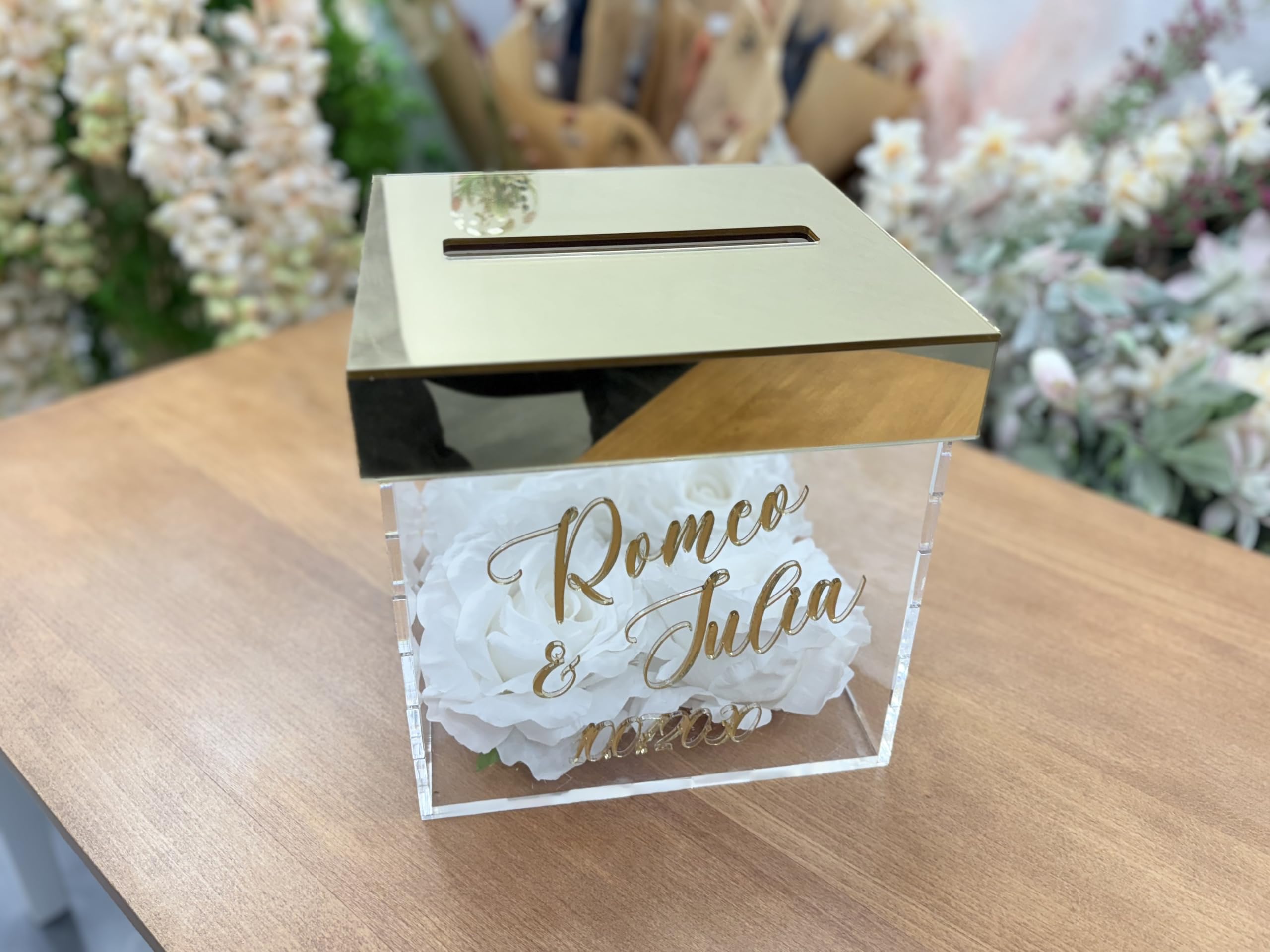 Happenings Personalisierte Hochzeitsbox für Umschläge aus Acryl – Goldspiegel, weiße Rosen, Namen des Brautpaares mit Datum – Elegante Kartenbox für die Hochzeit