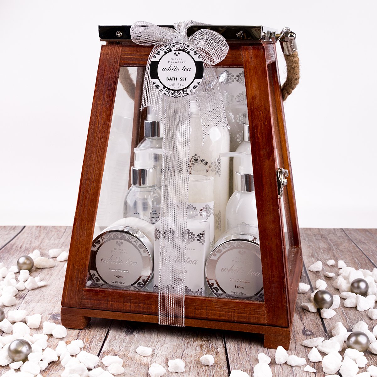 Accentra Set de baño de regalo para mujer, 8 productos de bienestar y bienestar con aroma reconfortante de té blanco y una vela empaquetada en un gran farol de madera.