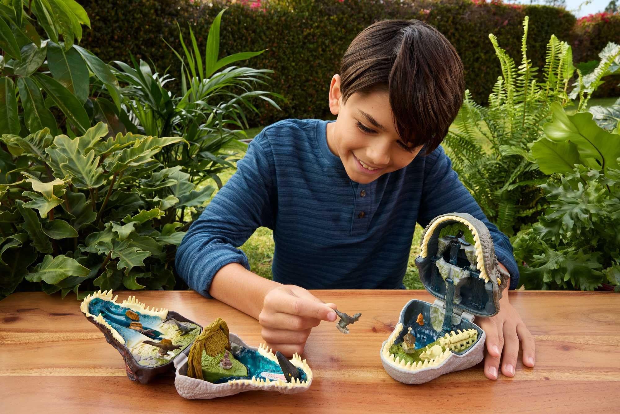Mattel Jurassic World La Rinascita Micro Avventure, playset con testa di T-Rex che si apre con 4 funzionalità interattive, 3 micro personaggi, T-Rex giocattolo, JGB97