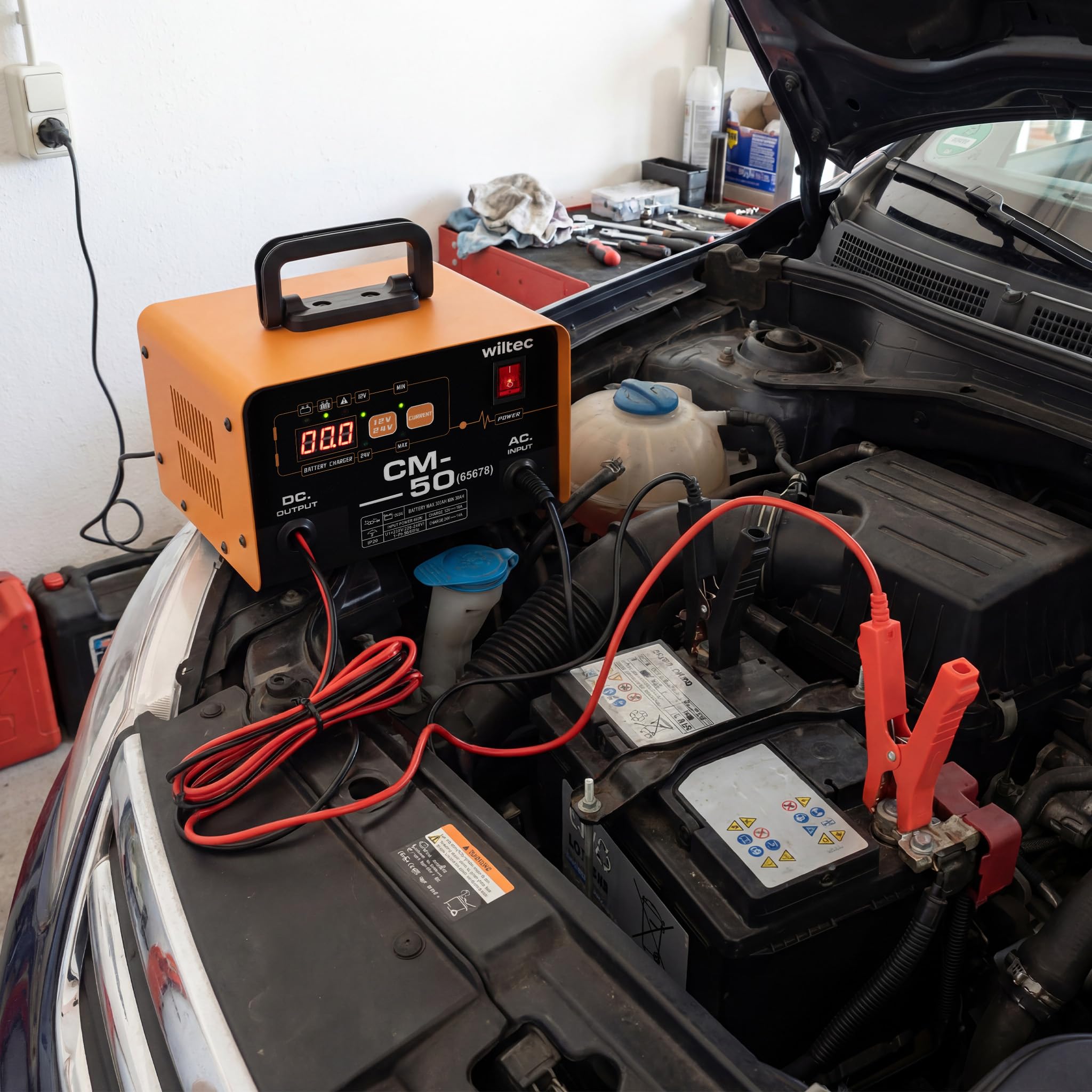 Wiltec Prostownik do auta 12-24 V, 16 Ah, 30-300 Ah do akumulatorów samochodowych i motocyklowych, rozruch 490 W, inteligentna ładowarka z wyświetlaczem LCD i uchwytem