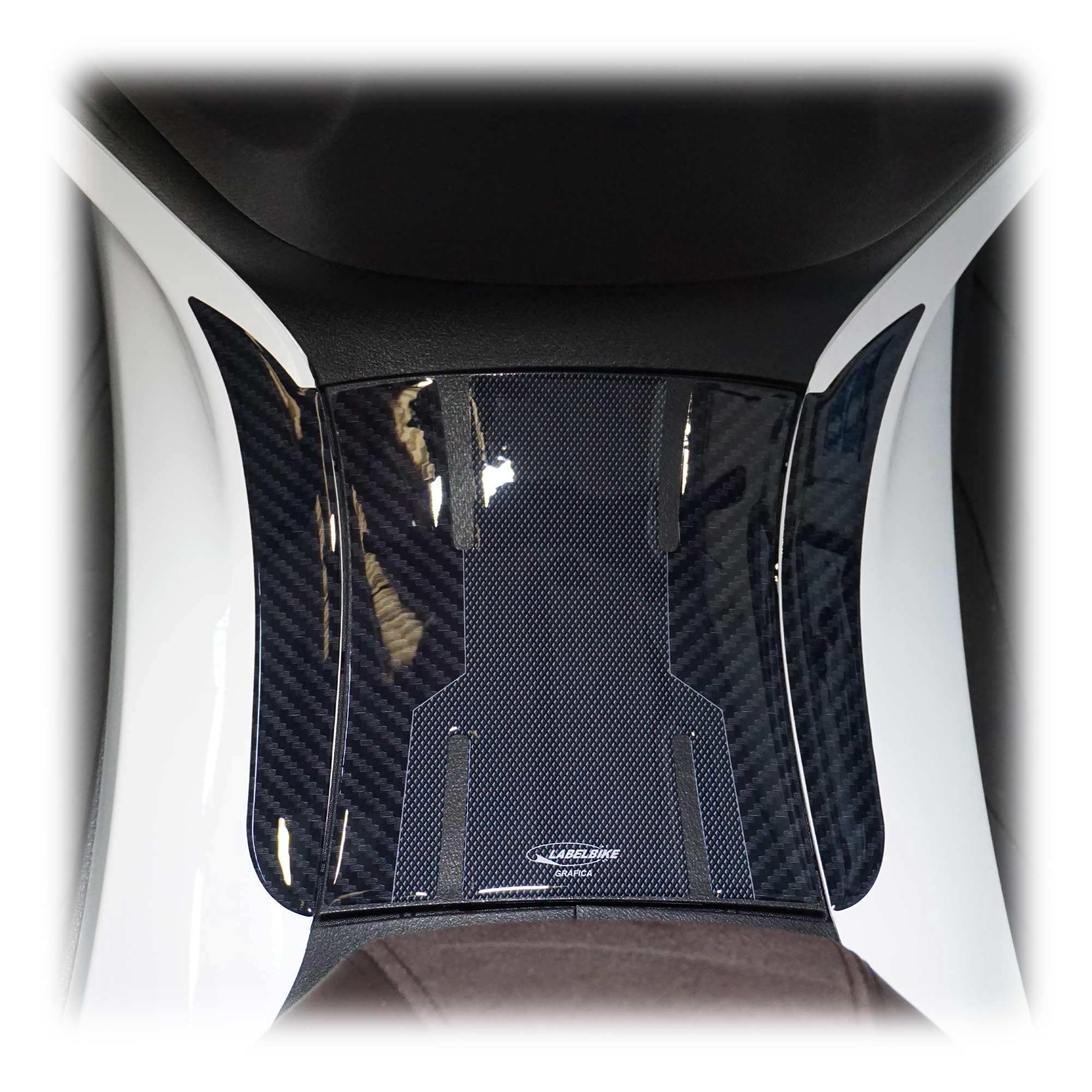 labelbike - Adesivo 3D Moto Sportello Serbatoio Protezione e Decorazione in Resina compatibile con Piaggio Beverly 300 e 400 2021-2025 - Colore Carbonio