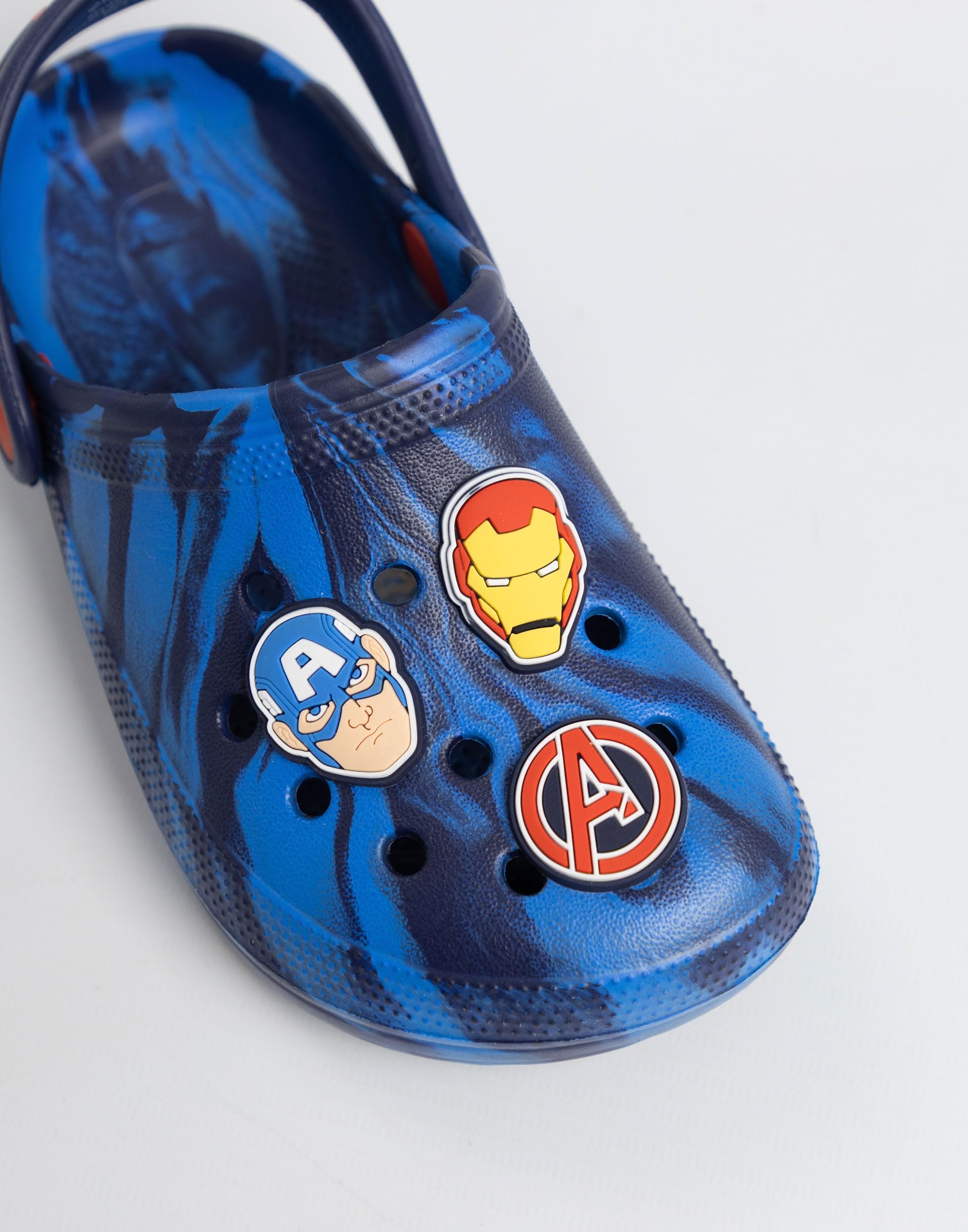 Marvel Sabots Bleus Avengers pour garçons | Iron Man, Captain America, Hulk et Thor (Plusieurs Personnages) | Trous d'aération, Bride au Talon et Breloques décoratives | Produits dérivés