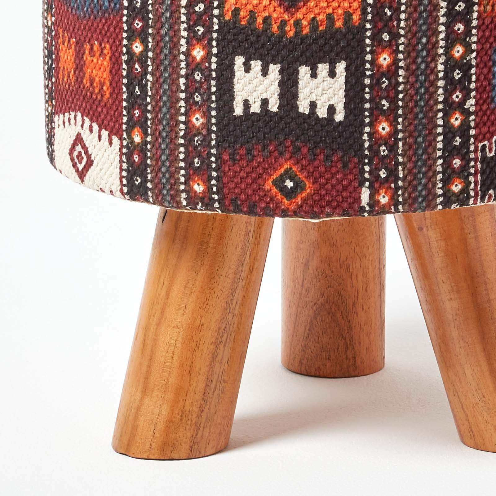 HOMESCAPES Tabouret Motifs Kilim Rouge Pieds en Bois 32 x 32 x 42 cm