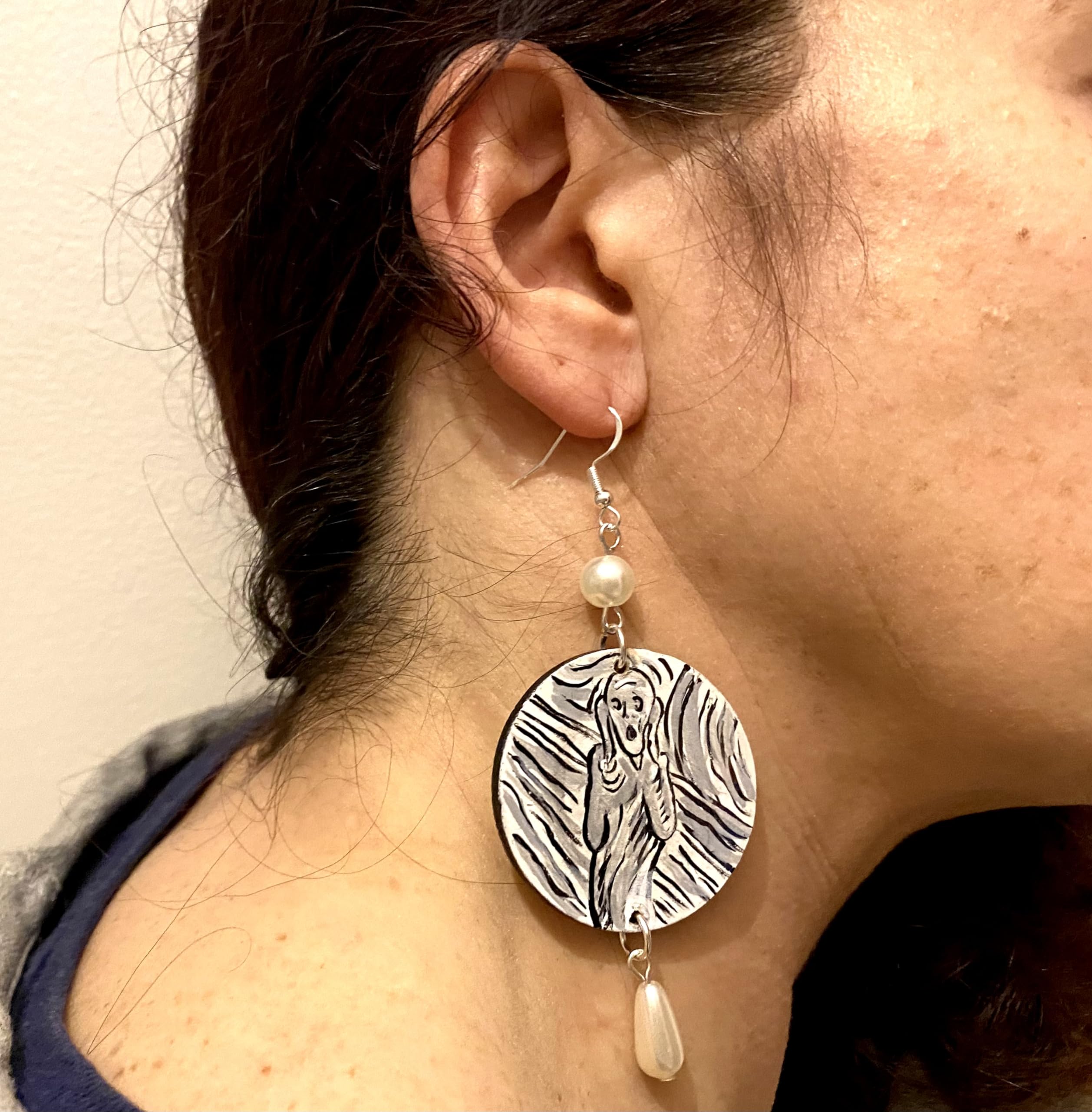 Boucles d'oreilles peintes à la main - LE CRI DE MUNCH CARTOON NOIR ET BLANC - Boucles d'oreilles pour femme, Bijoux en bois peint, Crochet en argent, Made in Italy, Bijoux, Artisanat