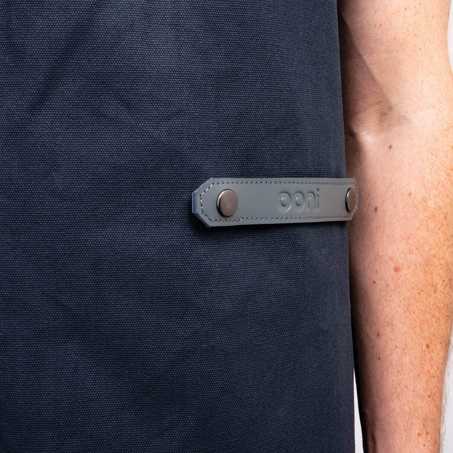 Ooni Pizzaiolo Delantal Cocina Mujer y Hombre para Horno Pizza - Accesorios Horno Pequeno para Pizzas Ooni - Delantal Negro para Hacer Pizzas al Exterior