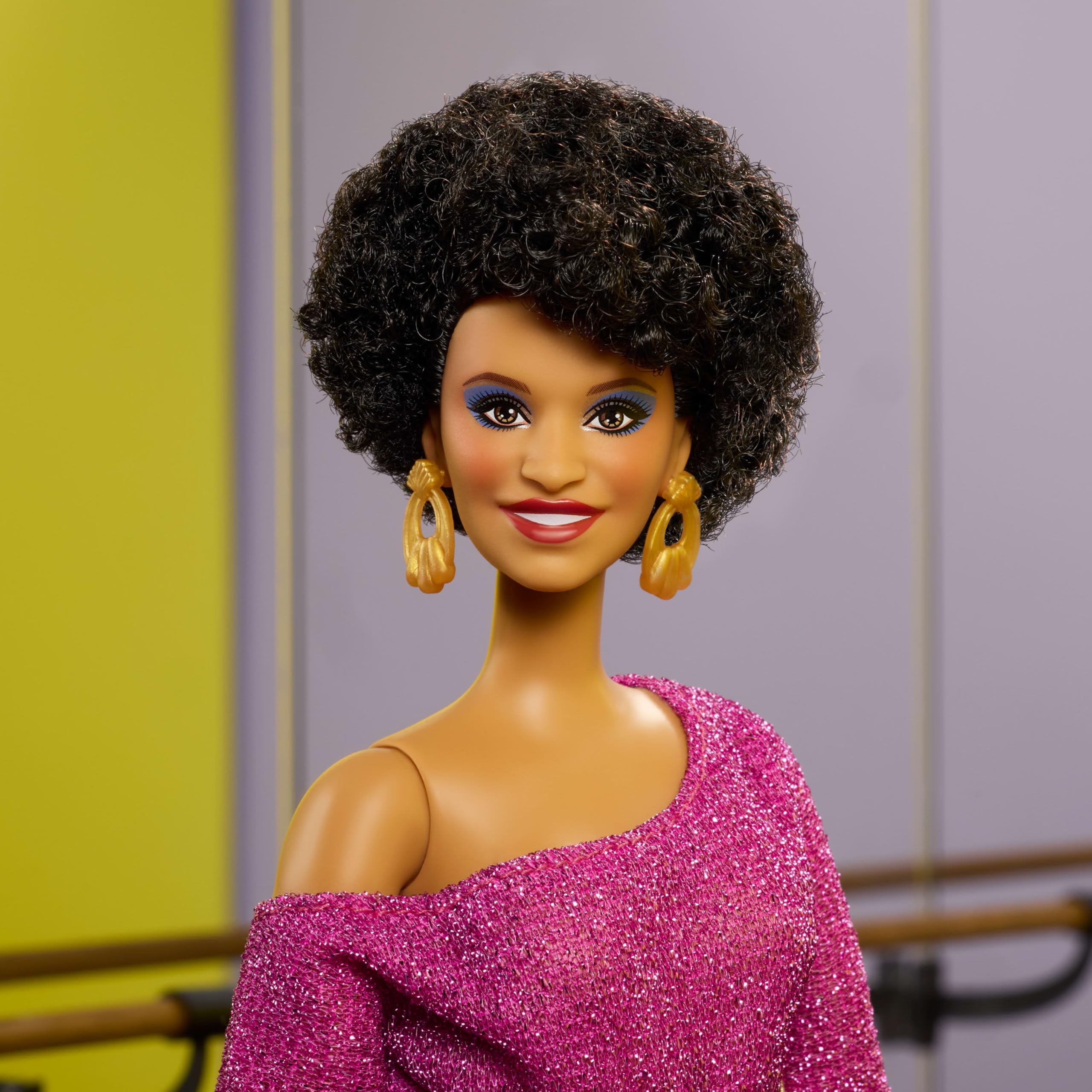 Barbie Signature - Debbie Allen, bambola snodata della collezione Tribute con top a spalle scoperte, cintura dorata e pantaloni viola con frange e scaldamuscoli, 6+ anni, JBJ24