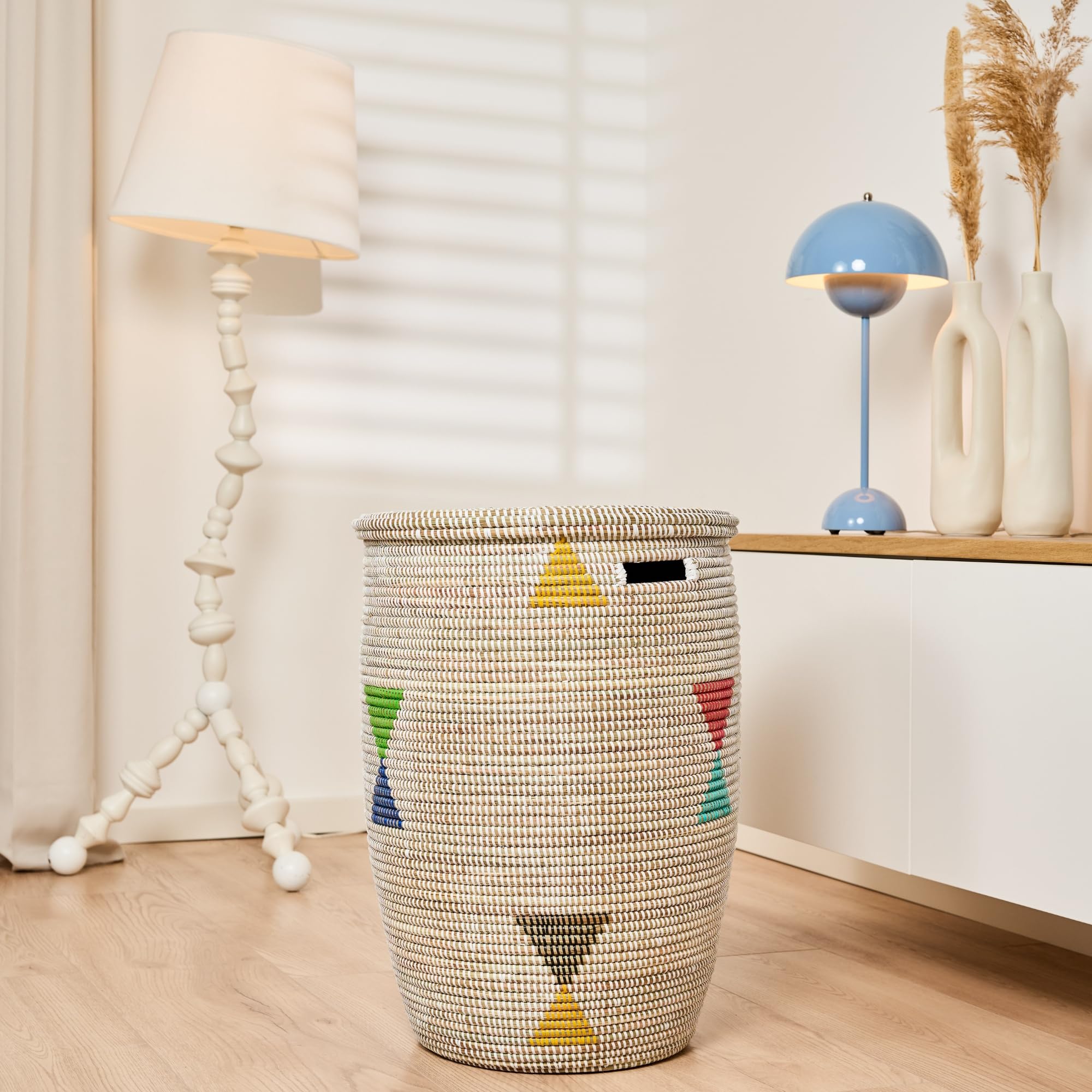 Cesto para la colada con tapa, 80 L, trenzado de hierba de sabana con asas | Cesto grande trenzado a mano estilo boho versátil cesta redonda XXL cesta reductora de olores modelo Nendi