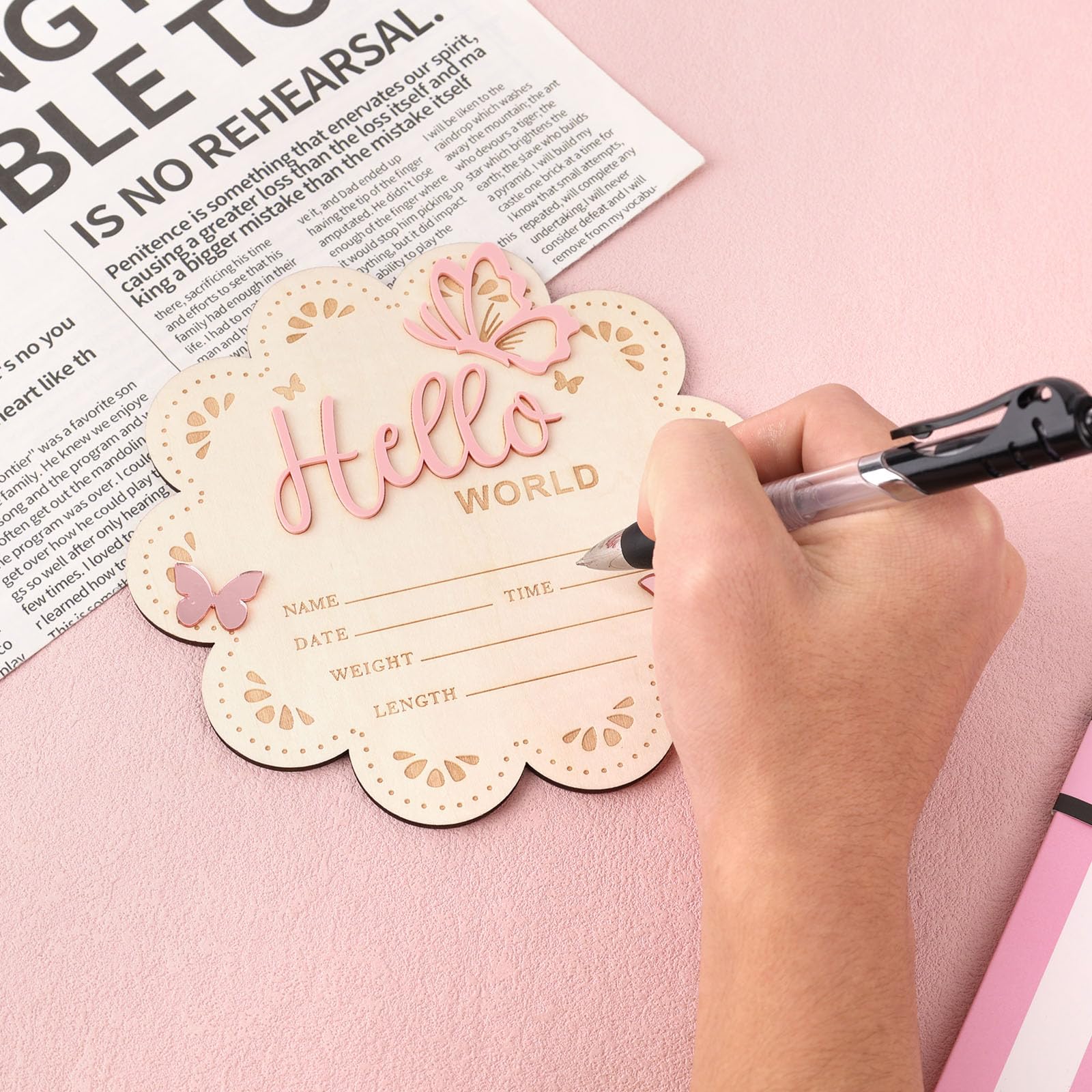 NQEUEPN Carte Mensuelle Bebe Bois, 15,5cm Panneau Hello World en Bois Cartes Étapes Bébé Plaques de Nom de Naissance pour Nouveau-Nés Accessoires Photo pour Fête Prénatale Crèche (Rose)