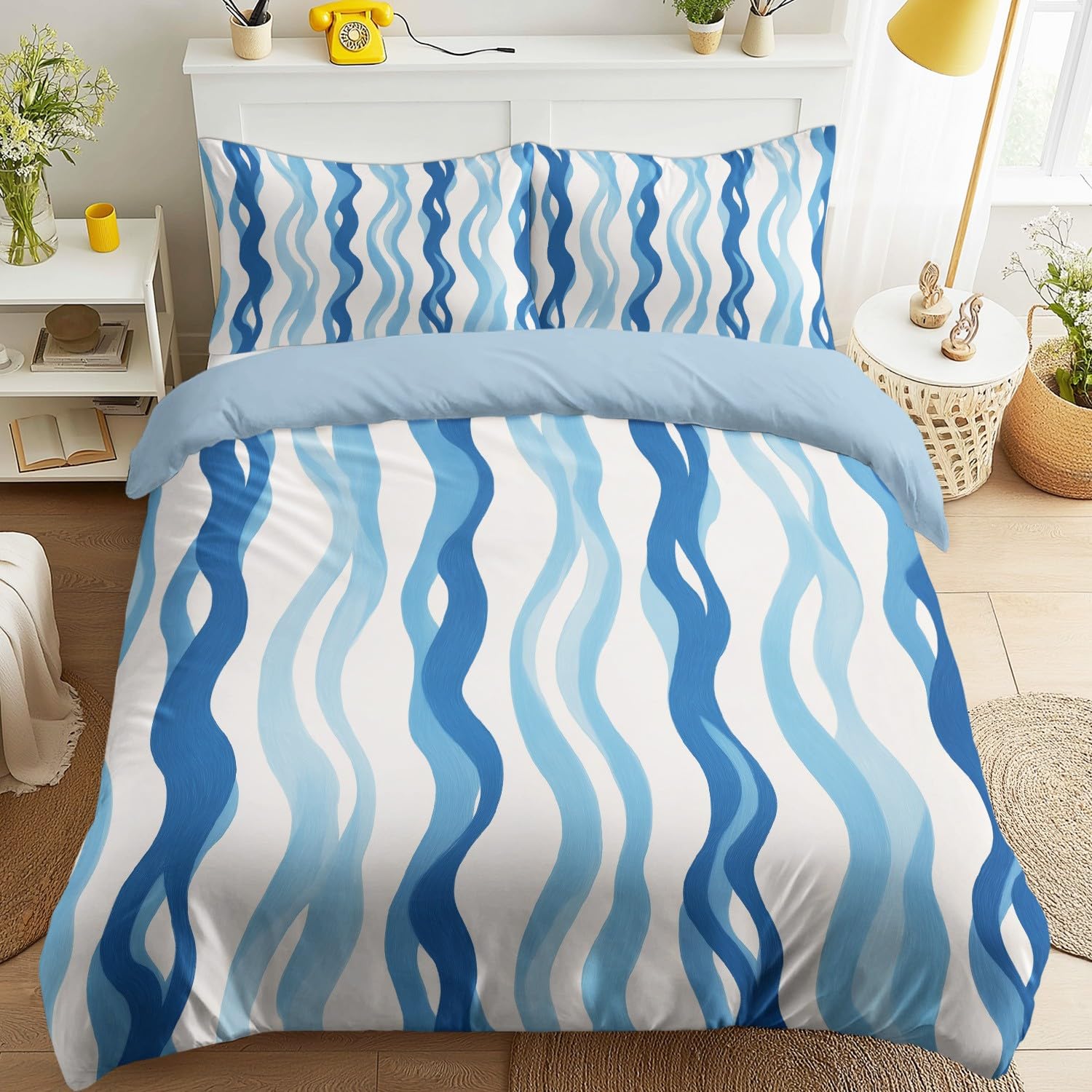Housse de couette en microfibre bleue pour sublimer une chambre moderne et minimaliste de 240x260