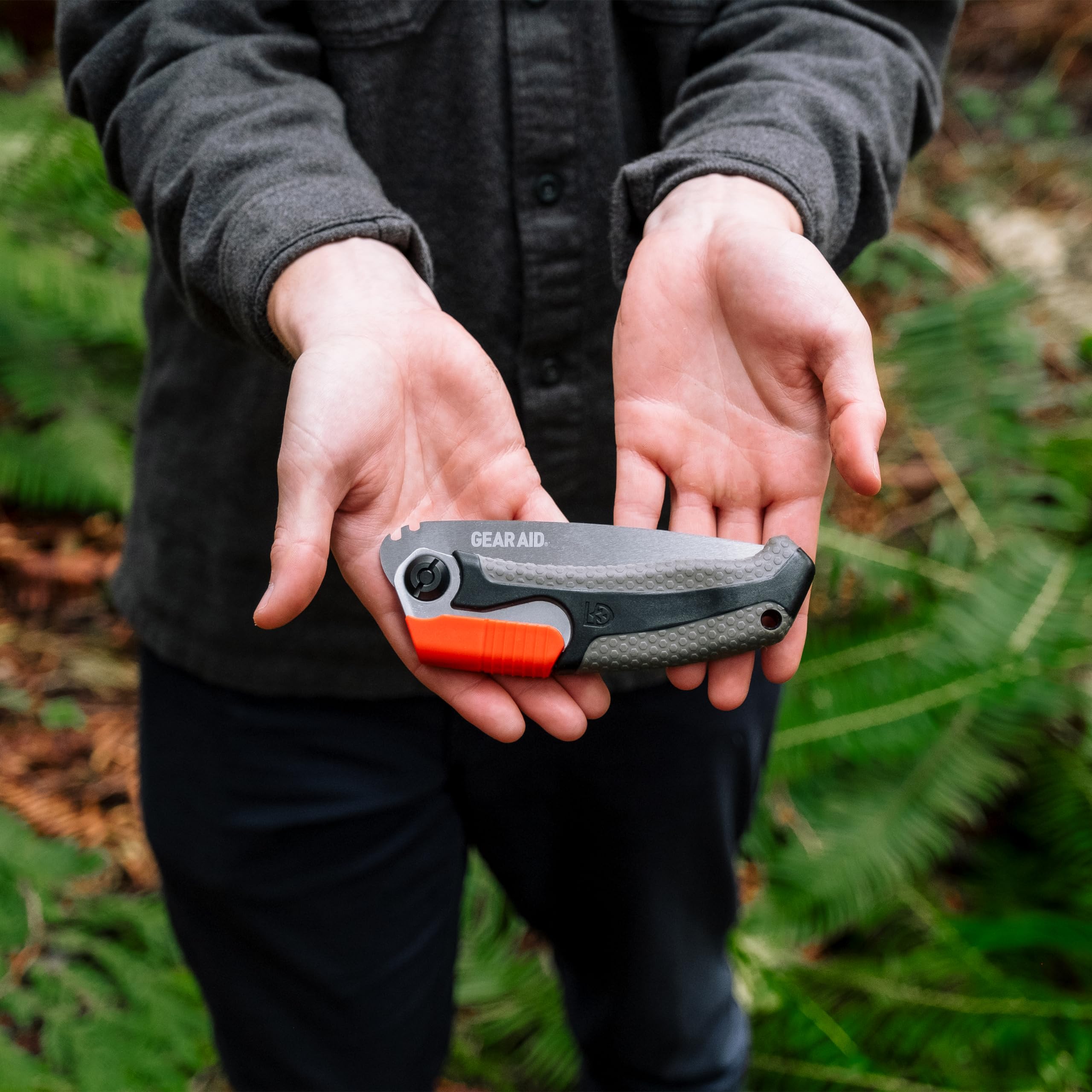 GEAR AID Skara çift konumlu katlanır kamp testeresi ve koruyucu kılıf, kamp, yürüyüş, patika bakımı, avcılık ve genel budama için 6,3 cm çapında ahşap kesmek için ideal
