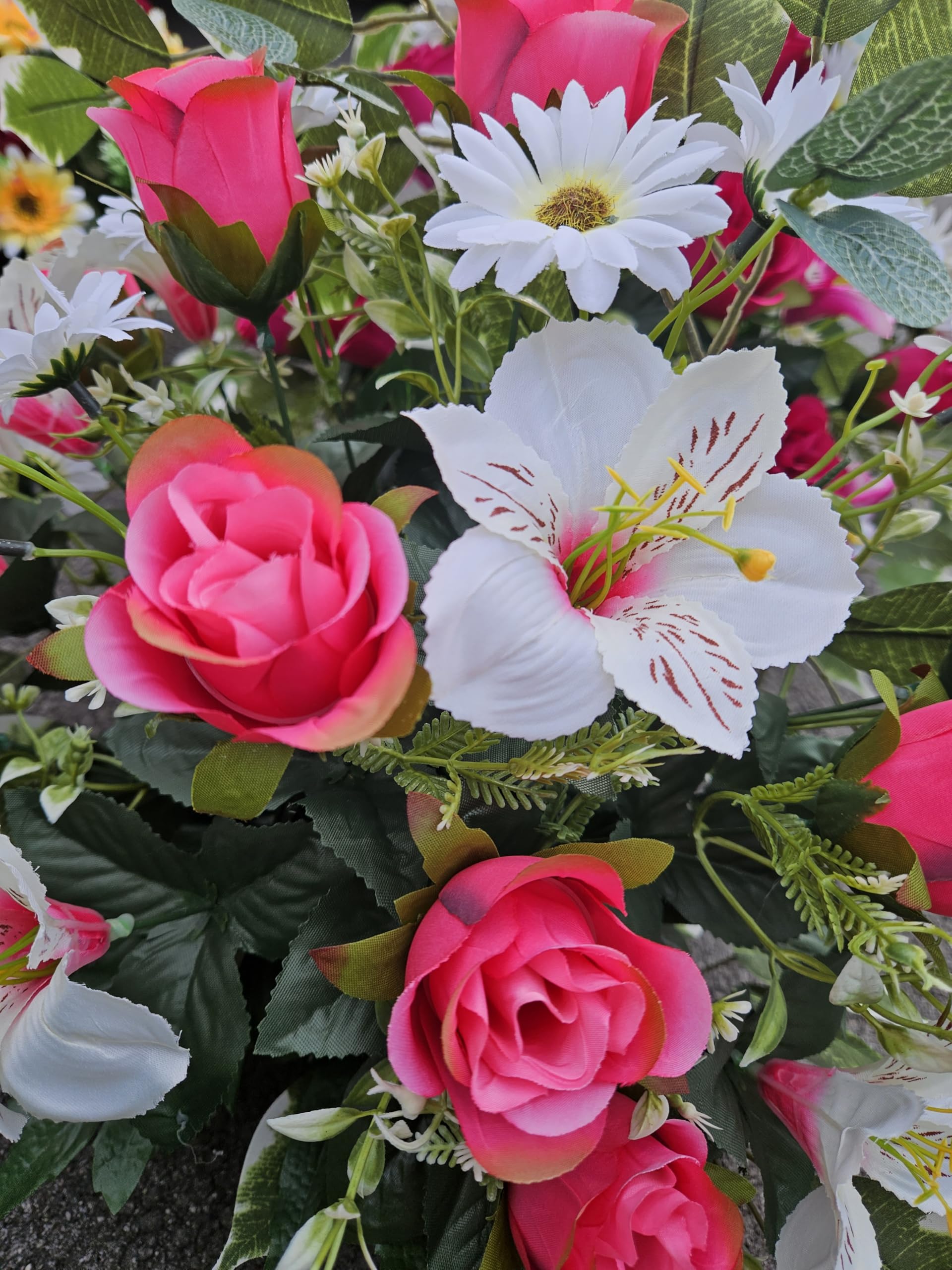 Composition de Fleurs Artificielles, Lesté Ciment pour Une Très Bonne Tenue à L' extérieur. Réalisé par Nos Soins.