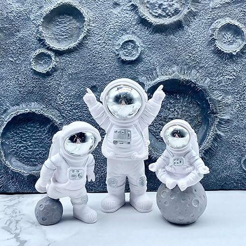 Miniatura 10 de LUOZZY 3 figuras de astronauta para decoración de tartas, juguetes de astronauta, decoración de pastel espacial, estatuas para el hogar, escritorio,