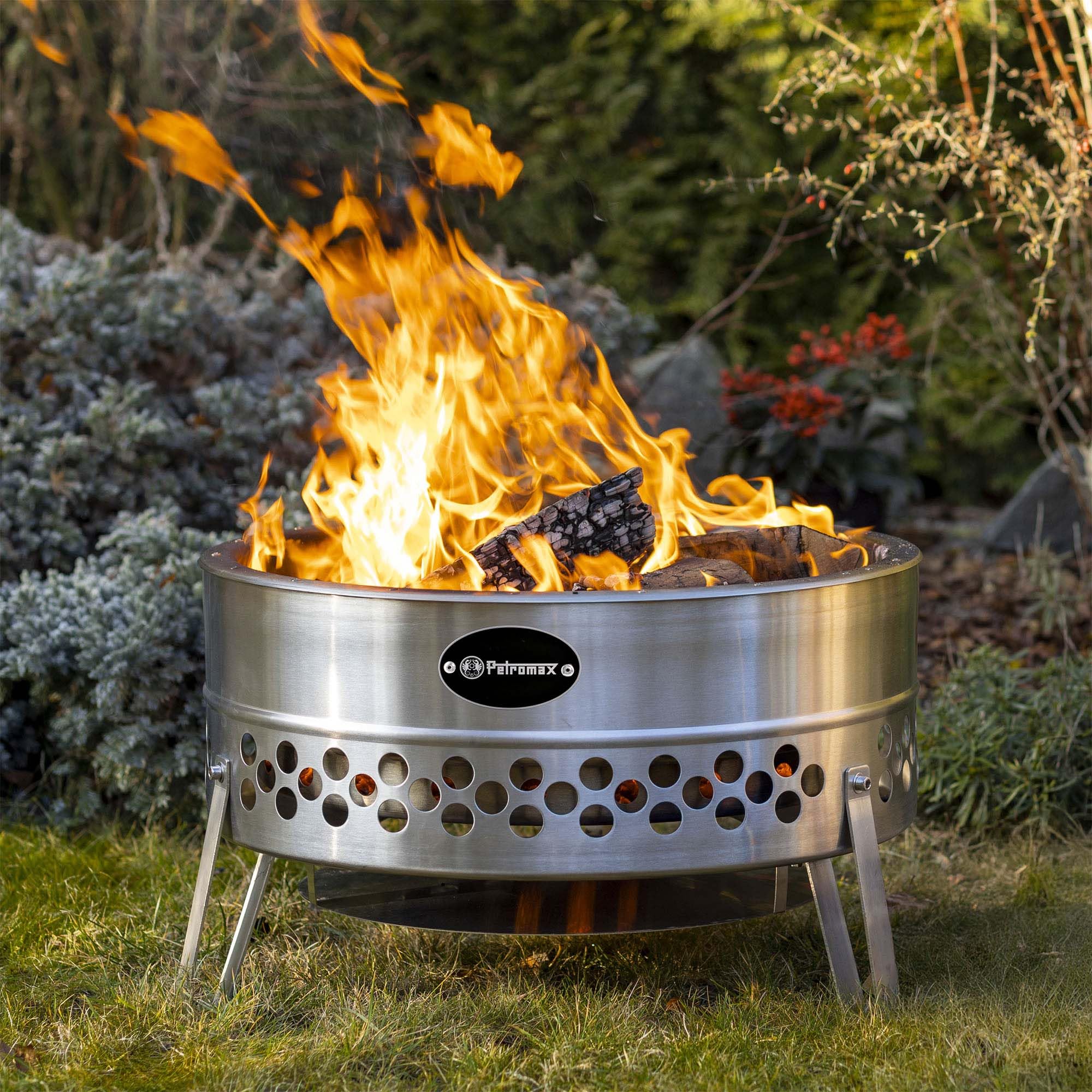 Petromax Tyropit Feuerschale Edelstahl - Rauchfreie Feuerstelle Outdoor | Feuertonne für den Garten, 57 cm, mit Hitzeschild, raucharm, ideal als Garten Grill oder Lagerfeuer Basis für draußen