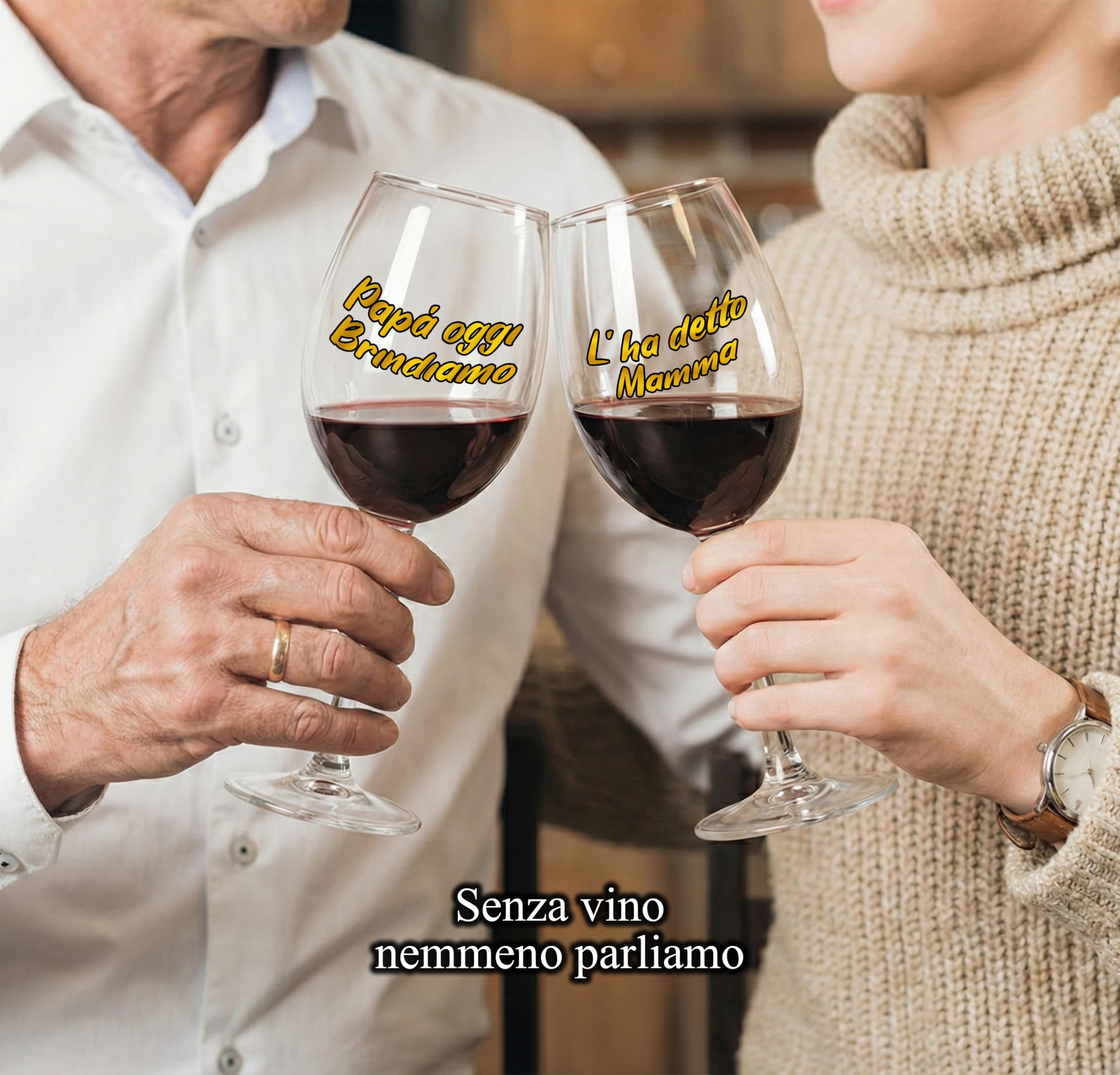 Coppia Calici Vino Personalizzati PAPÀ OGGI BRINDIAMO, L’HA DETTO MAMMA! – 2 Bicchieri Storti Per La Battuta Perfetta A Tavola - Regalo Per Papà Con Confezione Regalo Inclusa