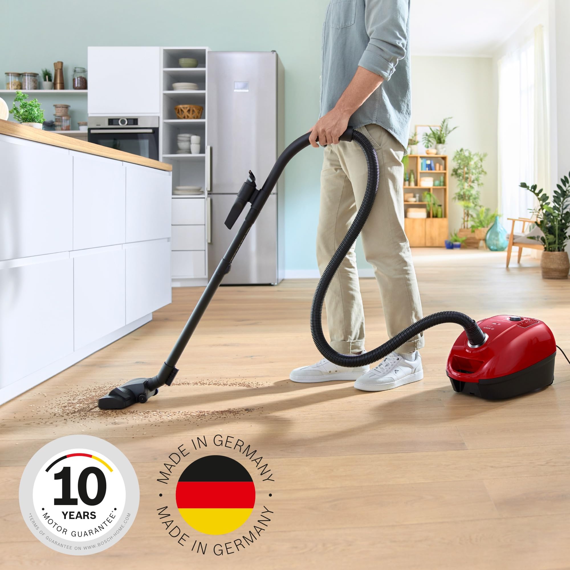Bosch Serie 4, odkurzacz workowy, kompaktowy, lekki, worek na kurz XL 4 l, promień działania 10 m, higieniczny filtr PureAir, niemiecka jakość, BGB38RD2, czerwony