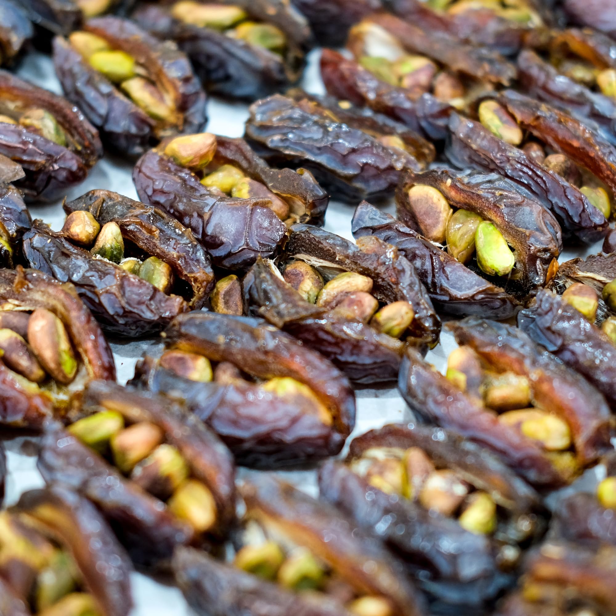 Kaicao Dátiles Medjool - Rellenos de Pistacho y Cardamomo, Cubierto con Chocolate 100% Cacao Origen Oko, República Dominicana - Sin Azúcar Añadida - Snack Saludable - Dátil - Pack de 8 Dátiles