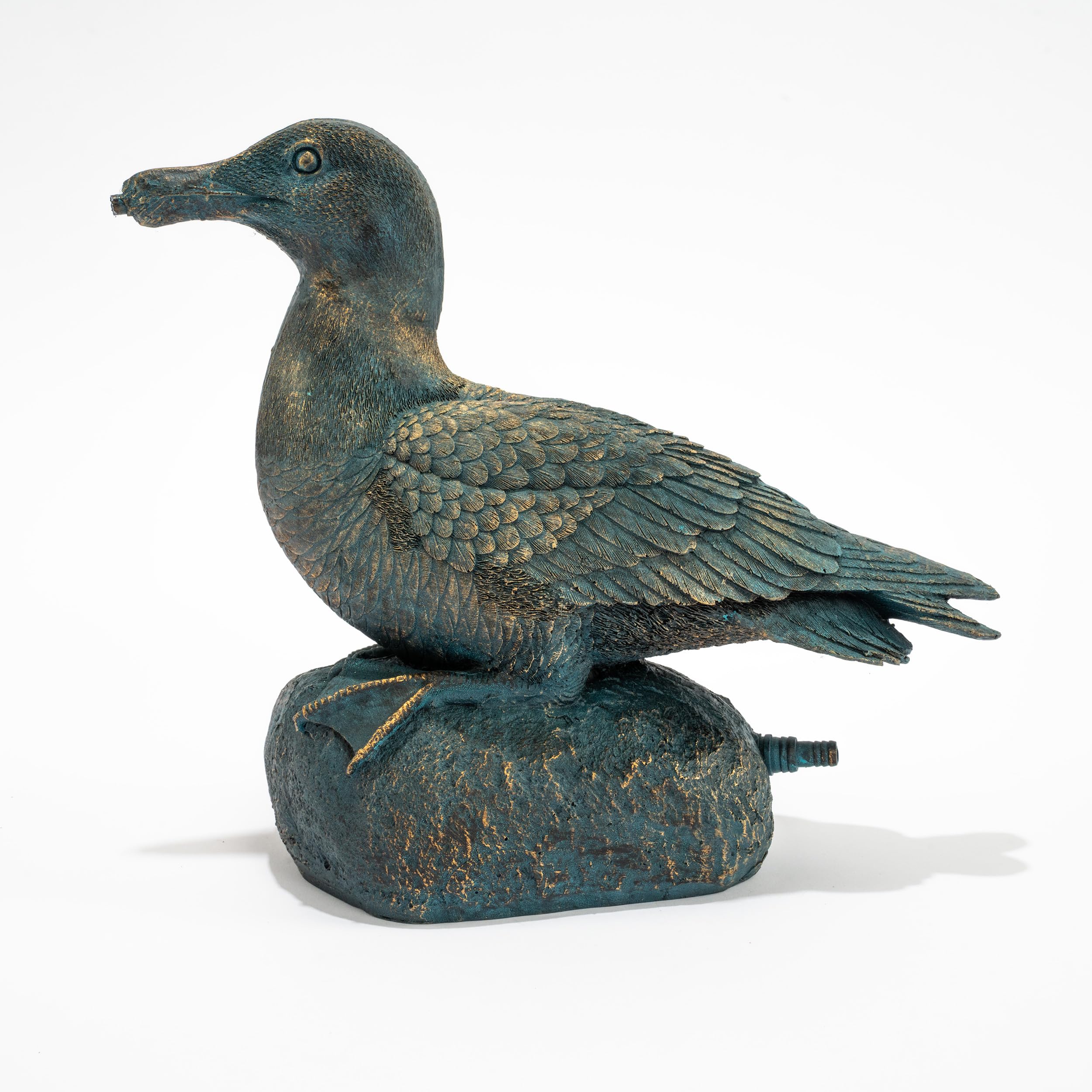 Esotec Wasserspeier Ente Samuel im Altkupfer-Design, Brunnenfigur für Teich & Garten aus Polyresin, Gartenfigur mit 2X 2m Schlauch, 33x14x28cm 100772
