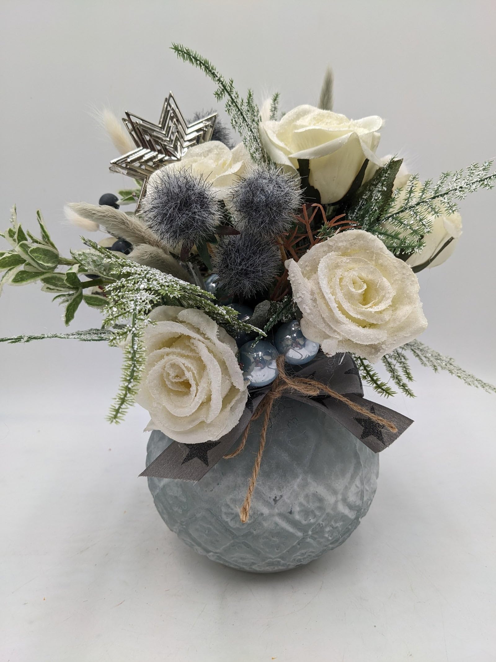 Wintergesteck Rosen Stern Gräser blau Weiss