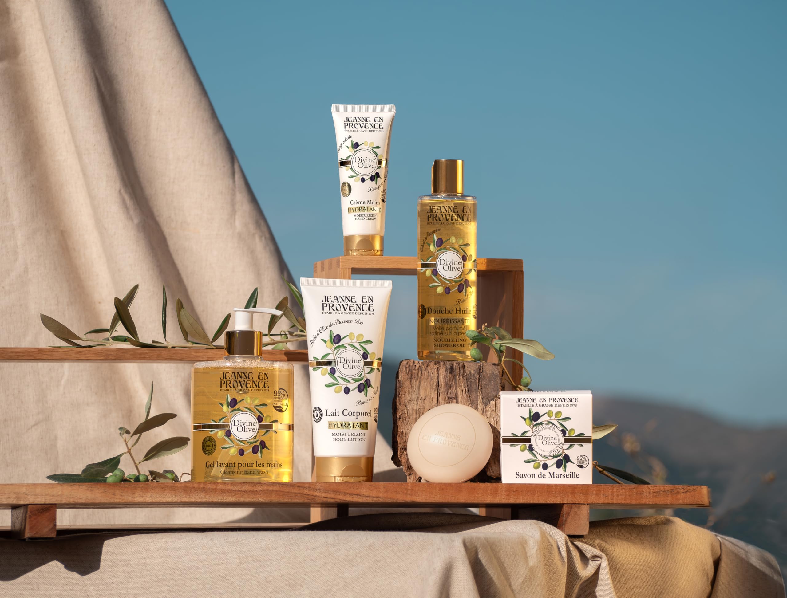 JEANNE EN PROVENCE - Douche Huile Divine Olive - Nettoie, Nourrit & Parfume - Gel Douche Pour Peaux Sèches - 95% d'Ingrédients d'Origine Naturelle - Fabriqué en France à Grasse - 250 ml