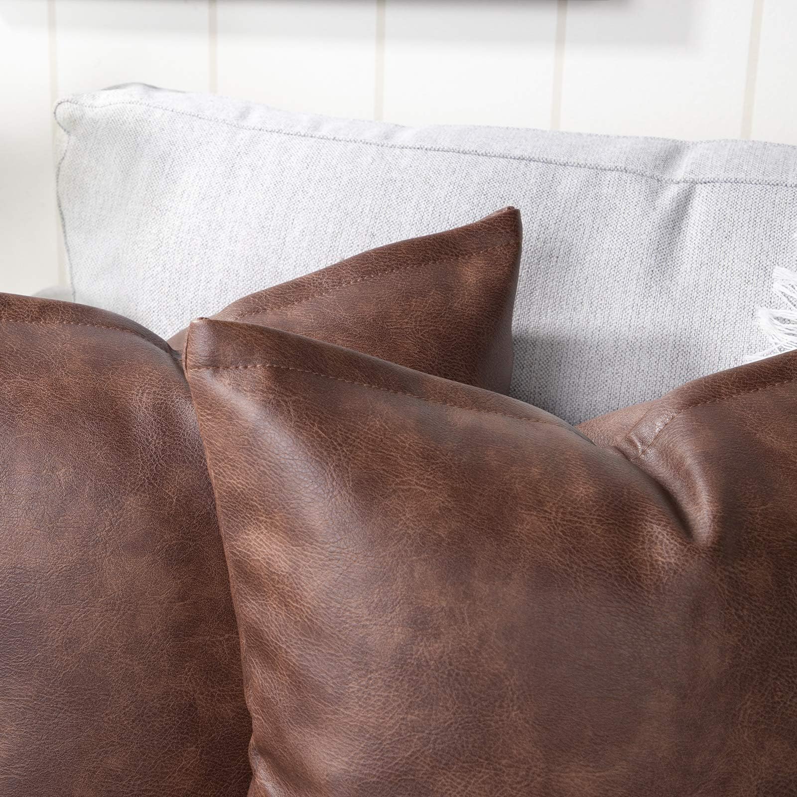 Yaertun Lot de 2 Decoratif Housse de Coussin Moderne Faux Cuir Taie d'oreiller Rectangulaire Modernes Décoratives pour Salon Canapé Canapé Chambre Voiture 65x65cm Brun foncé