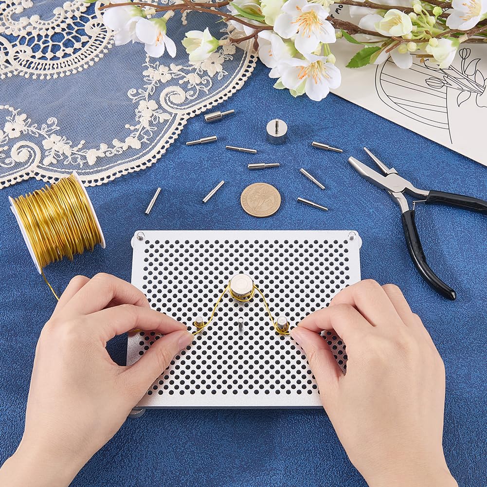 BENECREAT Dispositivo per Piegare Fili di Alluminio con Pinze per Anelli di Filo, Filo di Rame Dorato e 32 Perno in Metallo per La Creazione di Braccialetti, Orecchini e Gioielli Fai da Te