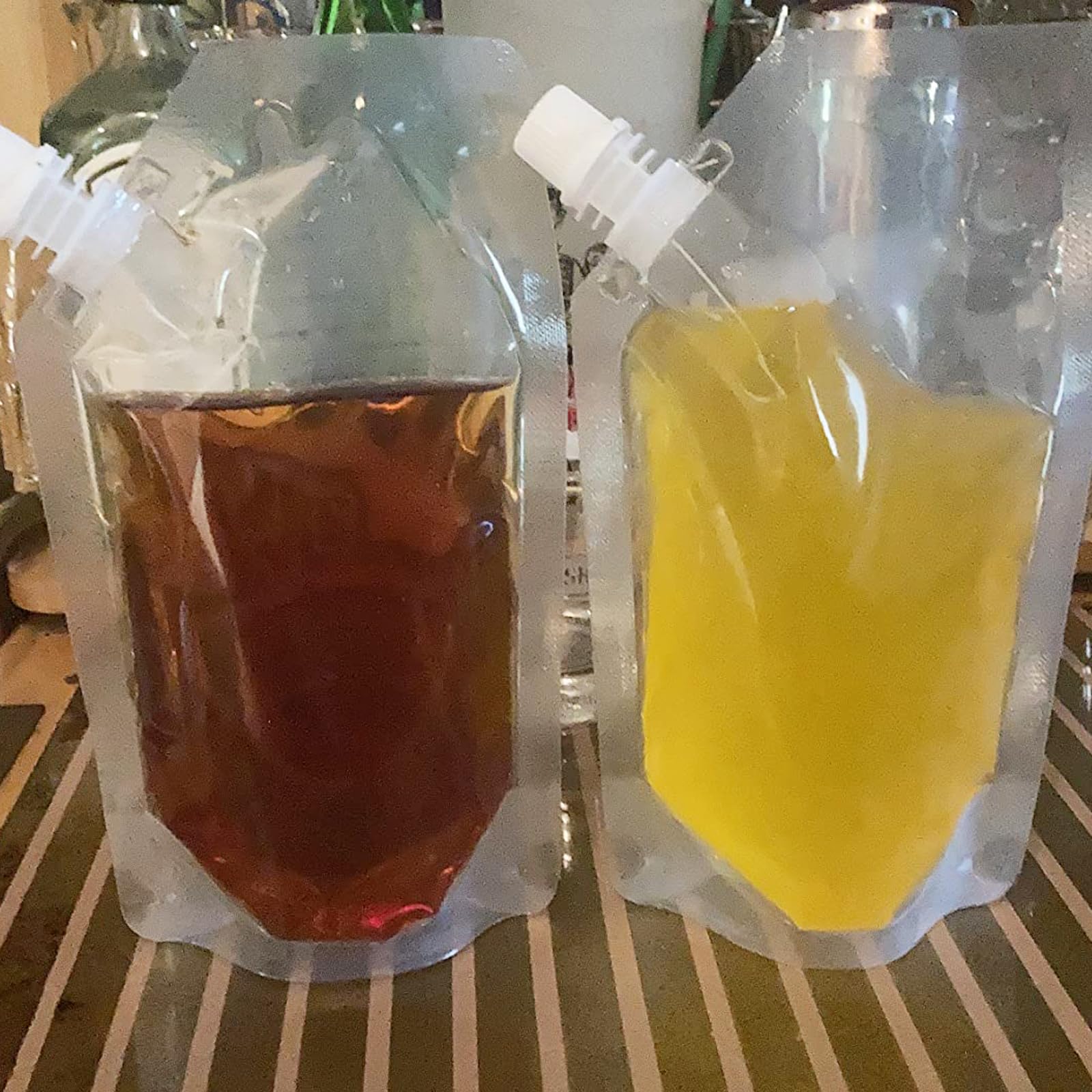 HAKZEON 50 bolsas de bebidas de 350 ml para festivales, bolsa de licor reutilizable transparente, frasco de bebidas con boquilla y embudo, bolsa de pie de mano para viajes bebidas a prueba de fugas