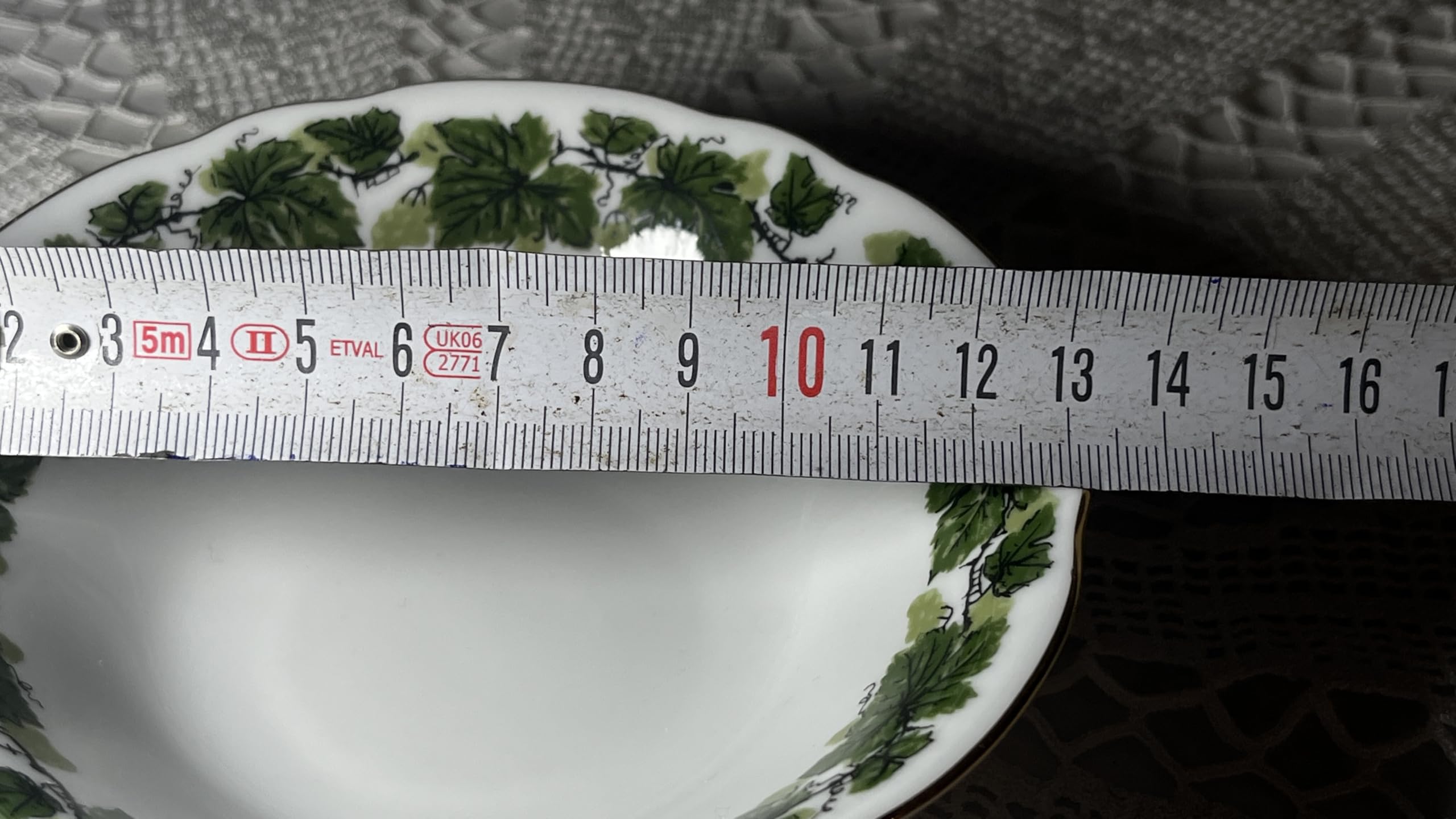 Generisch Triptis Weinlaub Porzellan, kleine Schale mit Weinlaubmuster und perfektem Goldrand. 4 cm hoch und 13 cm breit.