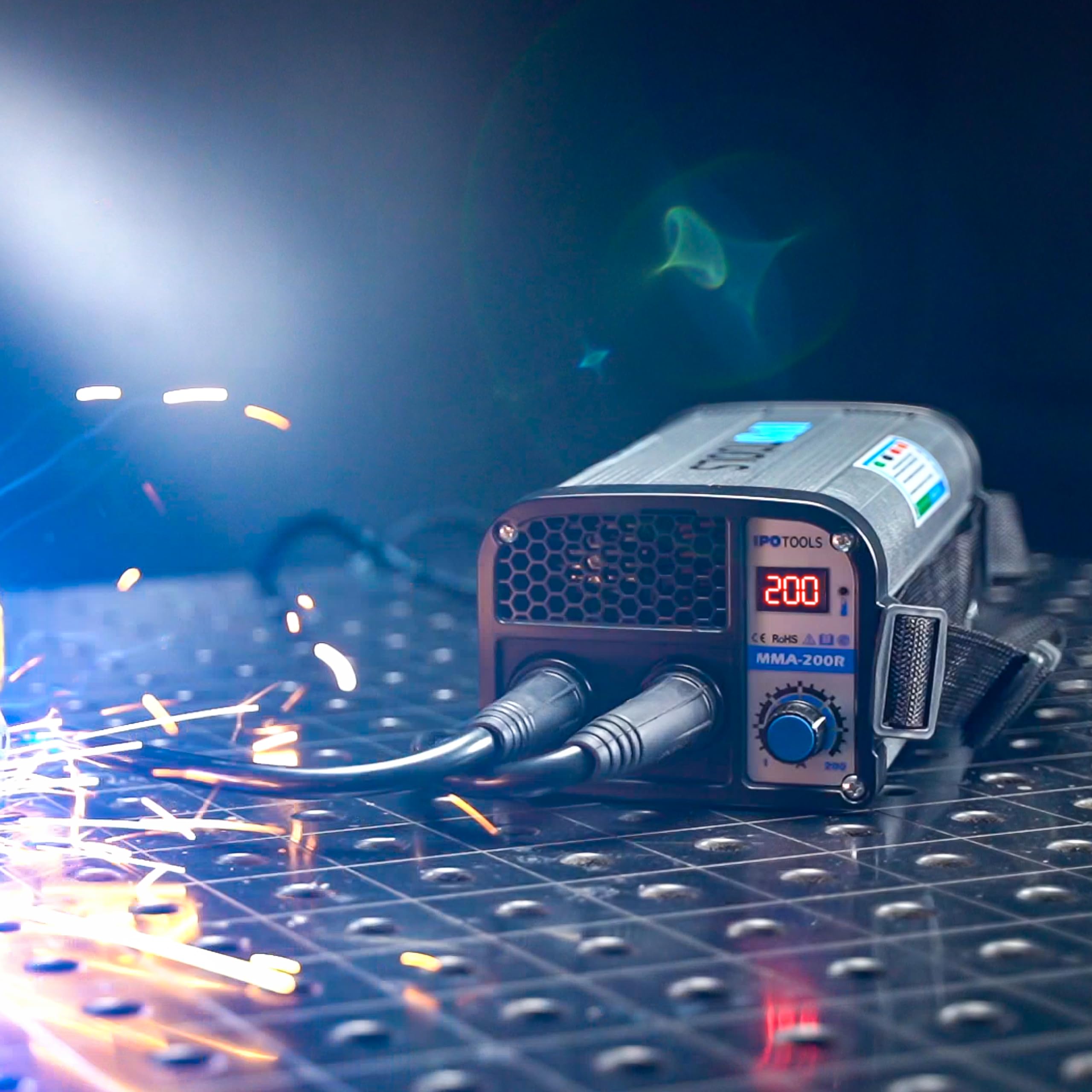 IPOTOOLS MMA-200R Elektroden Schweißgerät - IGBT Inverter Schweissgerät MMA/E-Hand mit 200 Amper/Digitale LCD Anzeige / 230V / Anti-Stick/Hot-Start/Arc-Force/Schutzschild / 7 Jahre Garantie