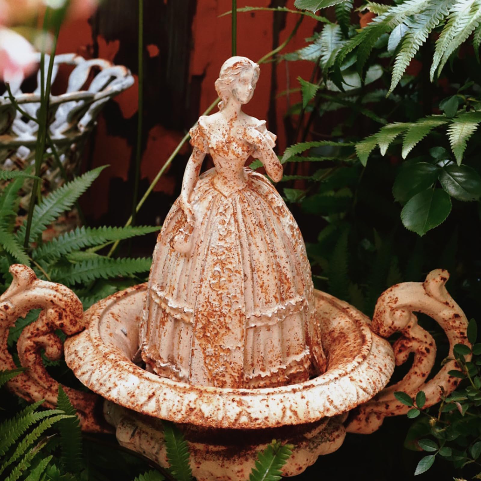 23cm Vintage Gartenfigur aus Gusseisen, Viktorianische Damenskulptur mit Handtasche, Rustikale Gartendekoration, Innen- und Außenbereich (Weiß)