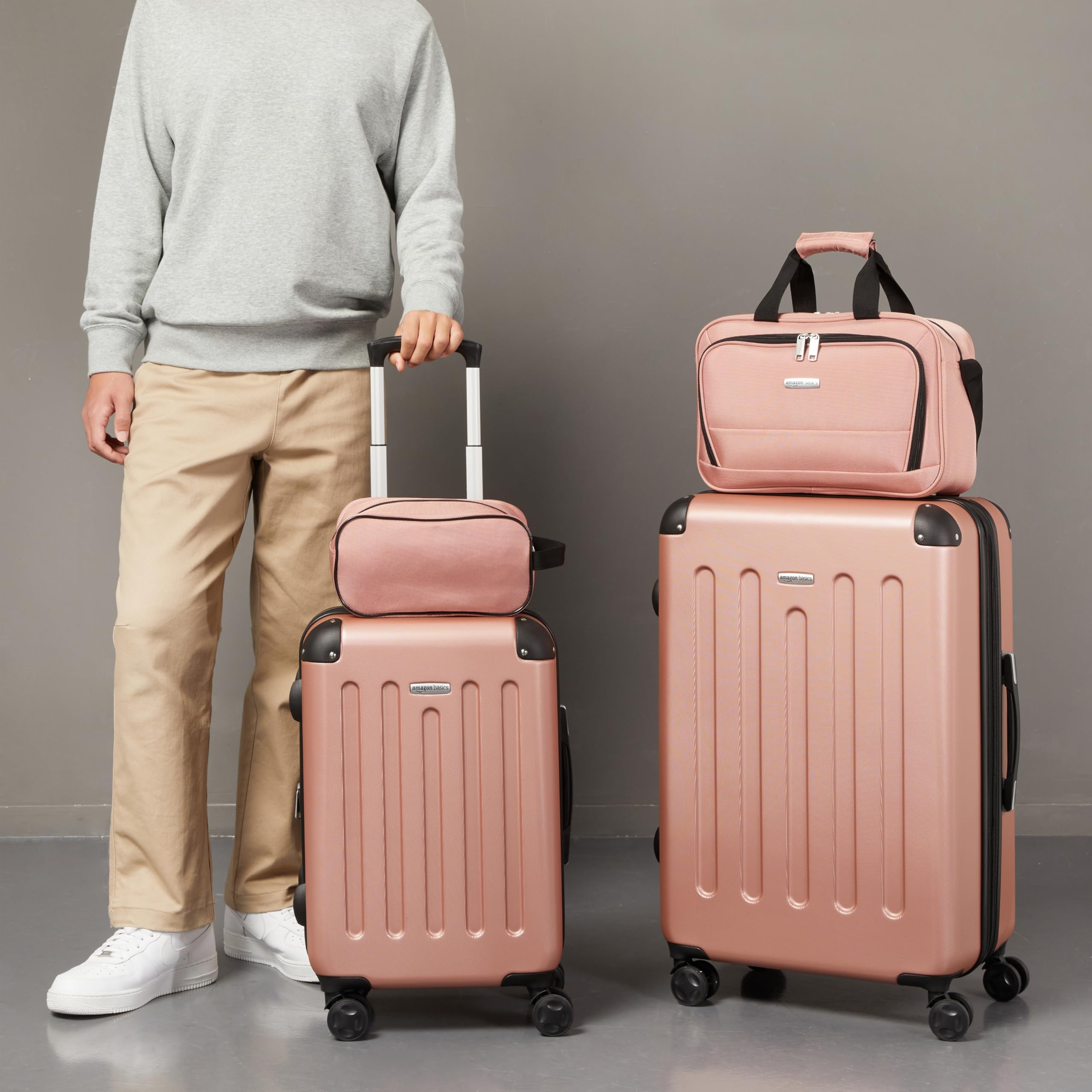 Amazon Basics Equipaje de Mano rígido con Ruedas, Juego de 4 Unidad, Maleta Grande, Bolsa de Mano y Viaje compacta, Ampliable, 4 Ruedas giratorias, Oro Rosa